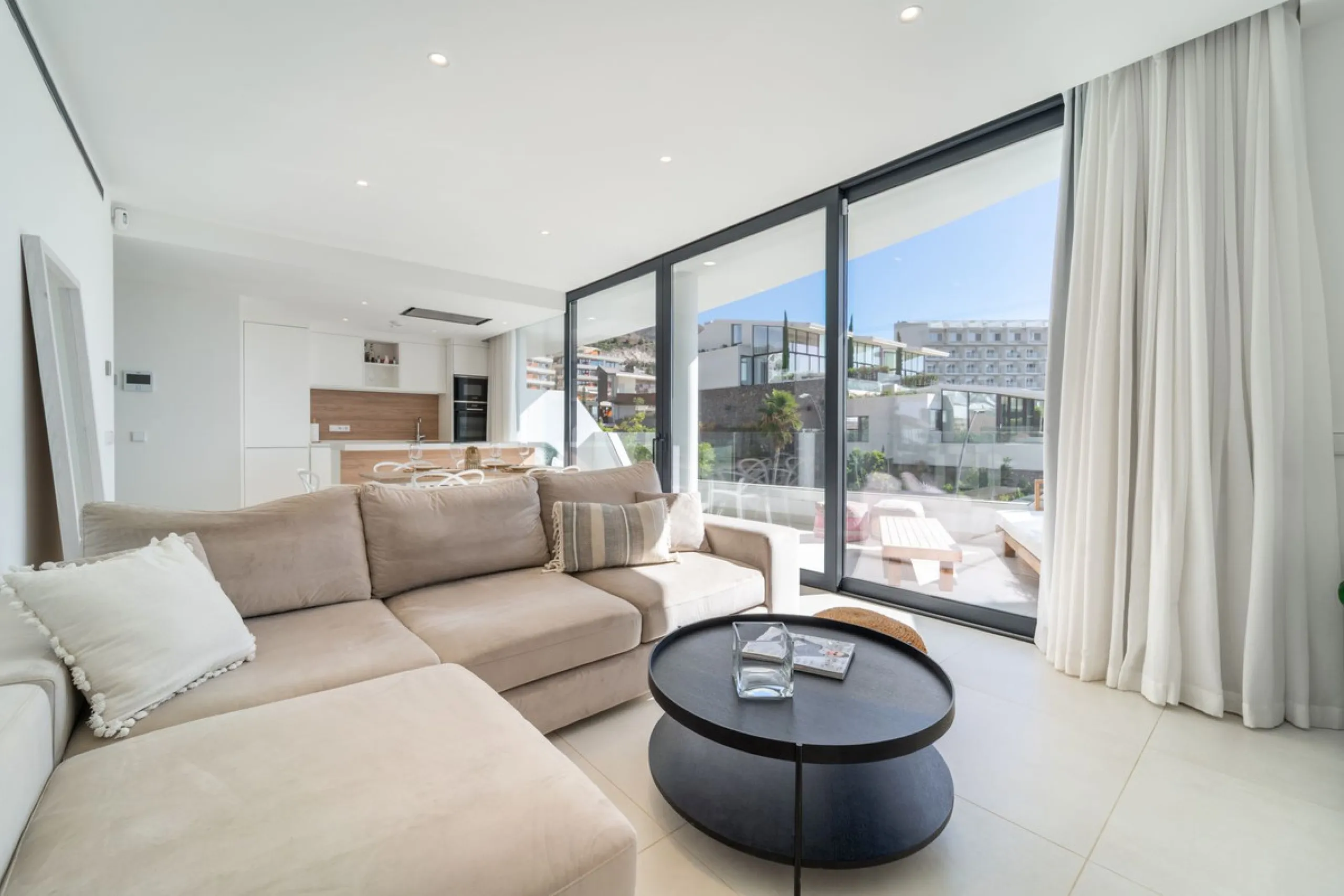 Elegant east facing apartment in Higuerón West, with 2 bedrooms, 2 bathrooms, spacious living-dining room, open plan kitchen fully furnished and equipped with electricial appliances from Bosch, laundry area with washing machine/dryer, cosy terrace of 18m2