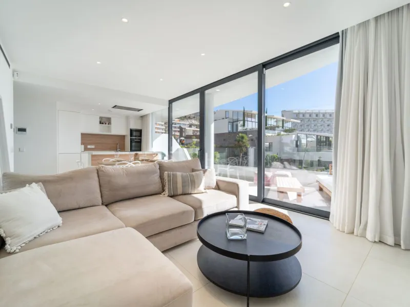 Elegant east facing apartment in Higuerón West, with 2 bedrooms, 2 bathrooms, spacious living-dining room, open plan kitchen fully furnished and equipped with electricial appliances from Bosch, laundry area with washing machine/dryer, cosy terrace of 18m2