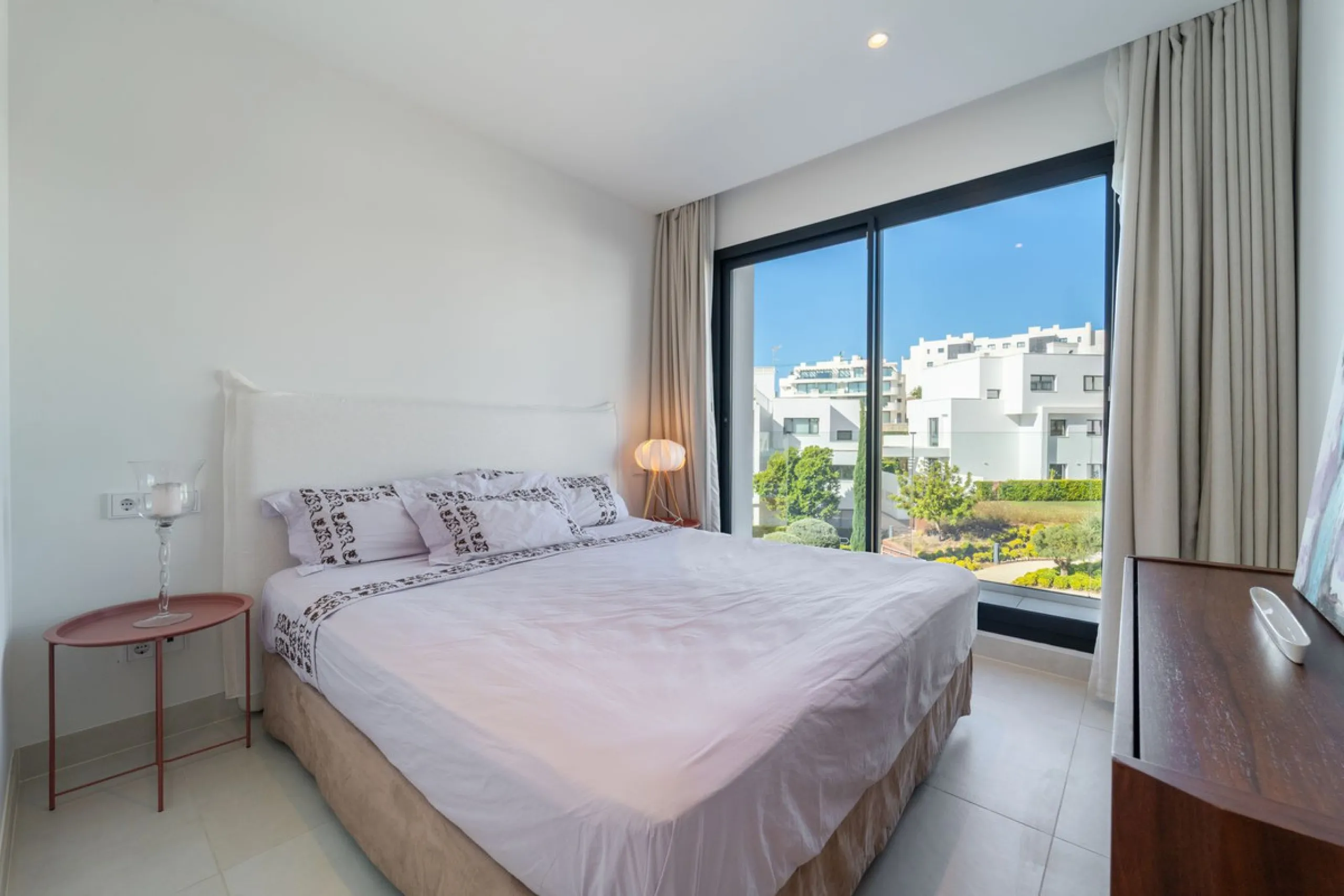 Elegant east facing apartment in Higuerón West, with 2 bedrooms, 2 bathrooms, spacious living-dining room, open plan kitchen fully furnished and equipped with electricial appliances from Bosch, laundry area with washing machine/dryer, cosy terrace of 18m2