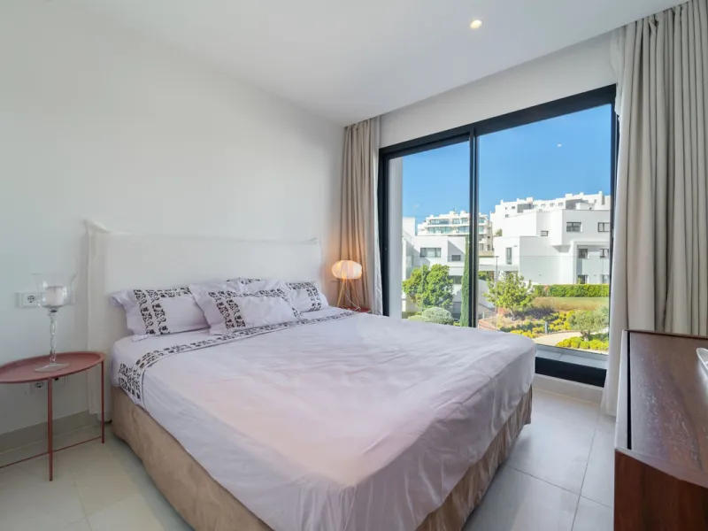 Elegant east facing apartment in Higuerón West, with 2 bedrooms, 2 bathrooms, spacious living-dining room, open plan kitchen fully furnished and equipped with electricial appliances from Bosch, laundry area with washing machine/dryer, cosy terrace of 18m2