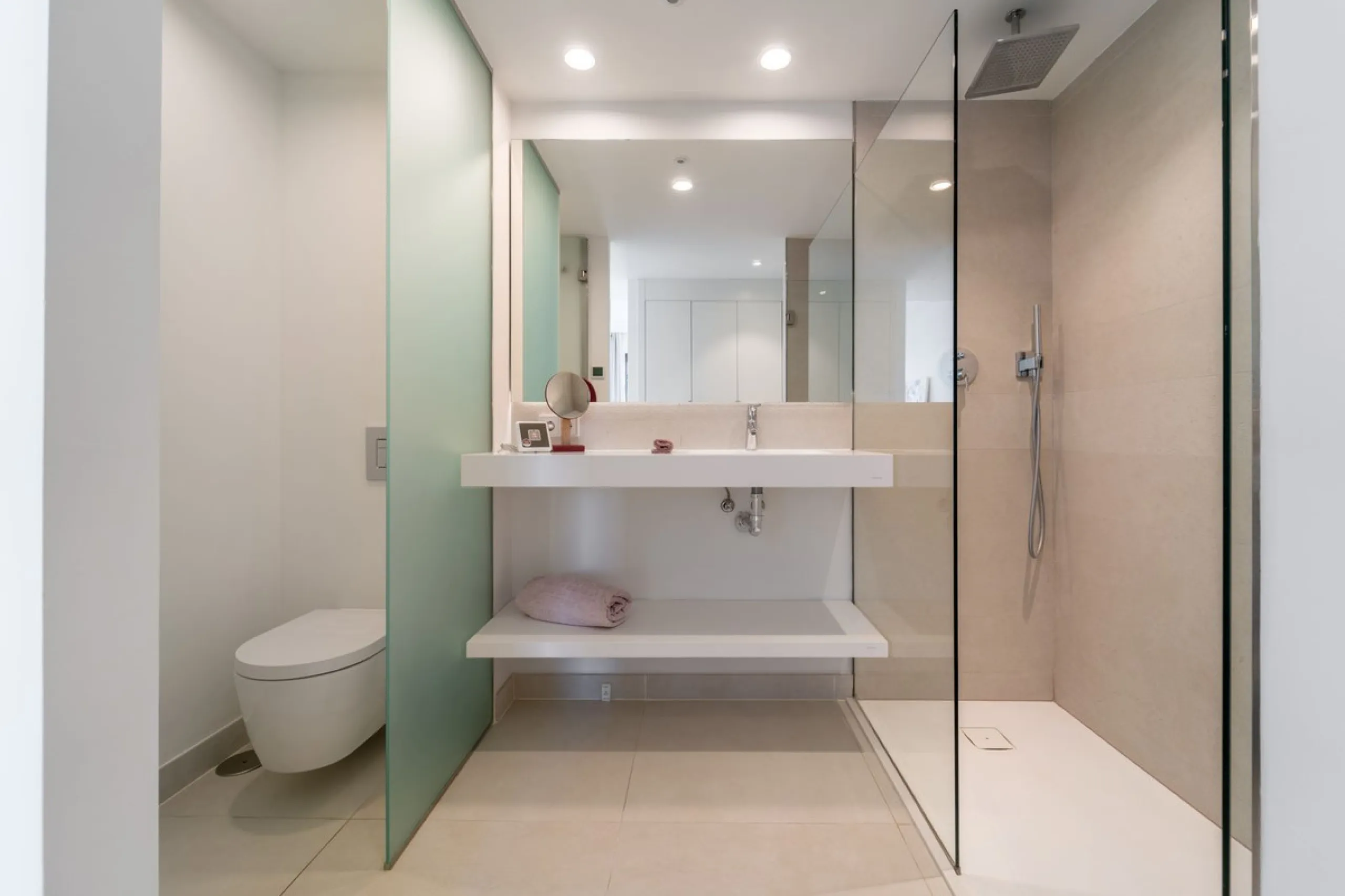 Elegant east facing apartment in Higuerón West, with 2 bedrooms, 2 bathrooms, spacious living-dining room, open plan kitchen fully furnished and equipped with electricial appliances from Bosch, laundry area with washing machine/dryer, cosy terrace of 18m2