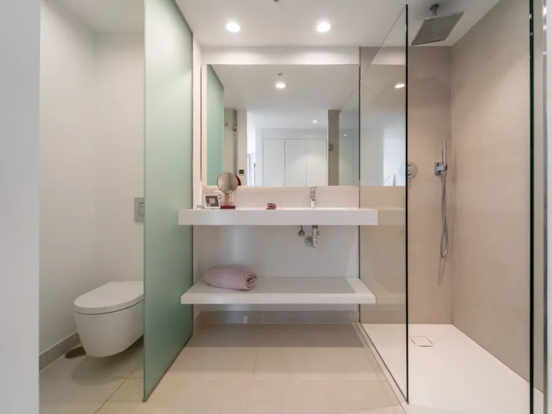 Elegant east facing apartment in Higuerón West, with 2 bedrooms, 2 bathrooms, spacious living-dining room, open plan kitchen fully furnished and equipped with electricial appliances from Bosch, laundry area with washing machine/dryer, cosy terrace of 18m2