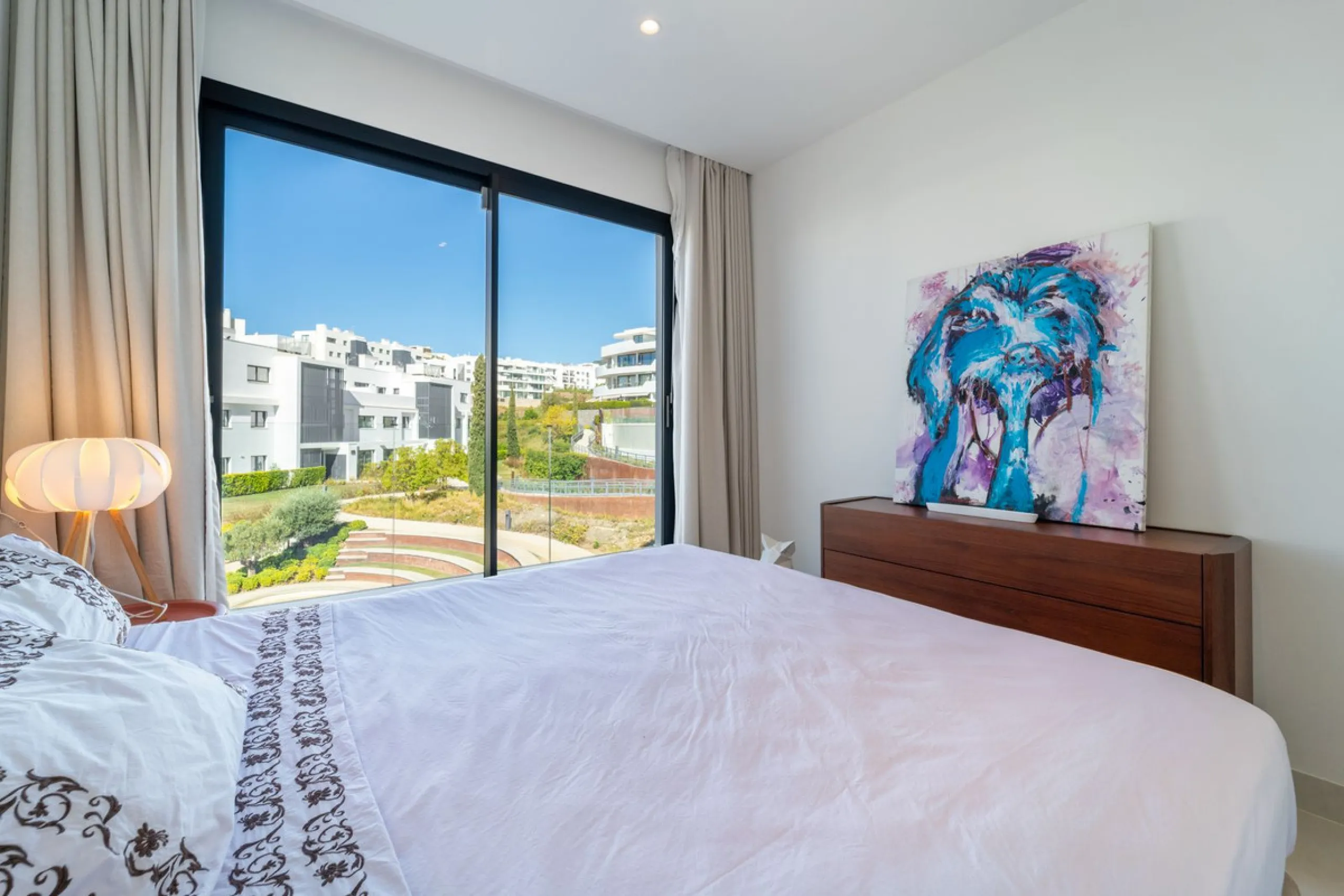 Elegant east facing apartment in Higuerón West, with 2 bedrooms, 2 bathrooms, spacious living-dining room, open plan kitchen fully furnished and equipped with electricial appliances from Bosch, laundry area with washing machine/dryer, cosy terrace of 18m2
