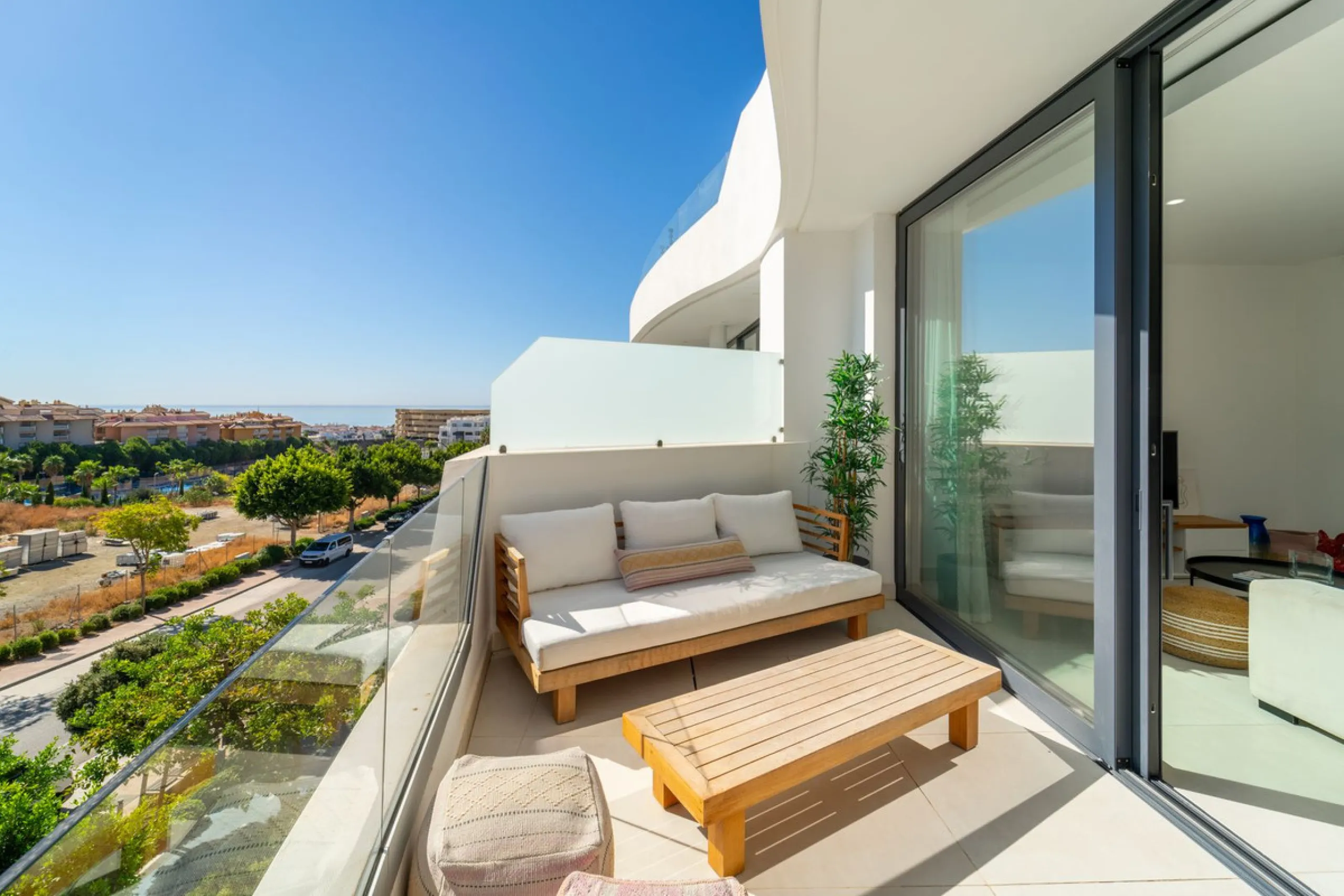 Elegant east facing apartment in Higuerón West, with 2 bedrooms, 2 bathrooms, spacious living-dining room, open plan kitchen fully furnished and equipped with electricial appliances from Bosch, laundry area with washing machine/dryer, cosy terrace of 18m2