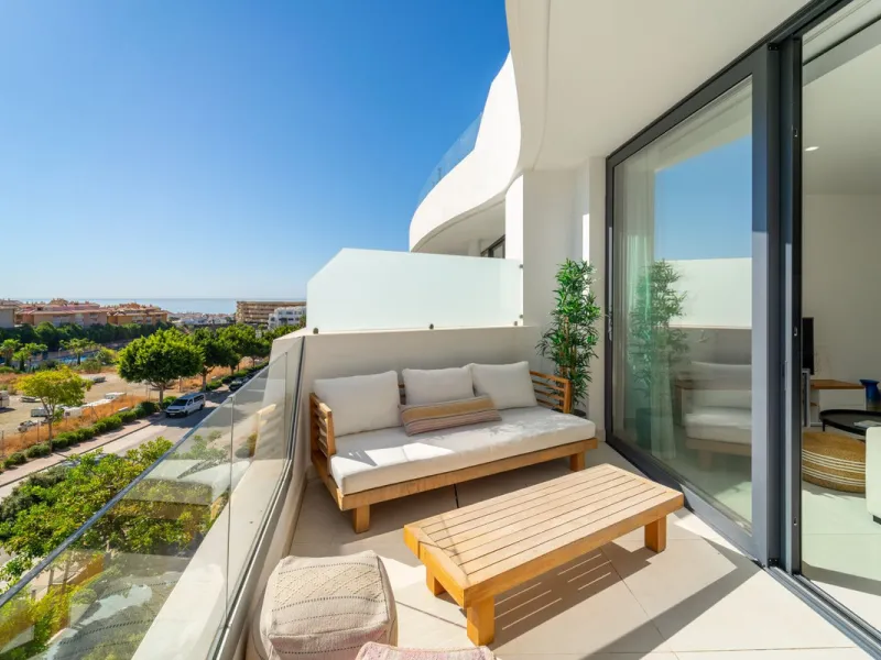 Elegant east facing apartment in Higuerón West, with 2 bedrooms, 2 bathrooms, spacious living-dining room, open plan kitchen fully furnished and equipped with electricial appliances from Bosch, laundry area with washing machine/dryer, cosy terrace of 18m2