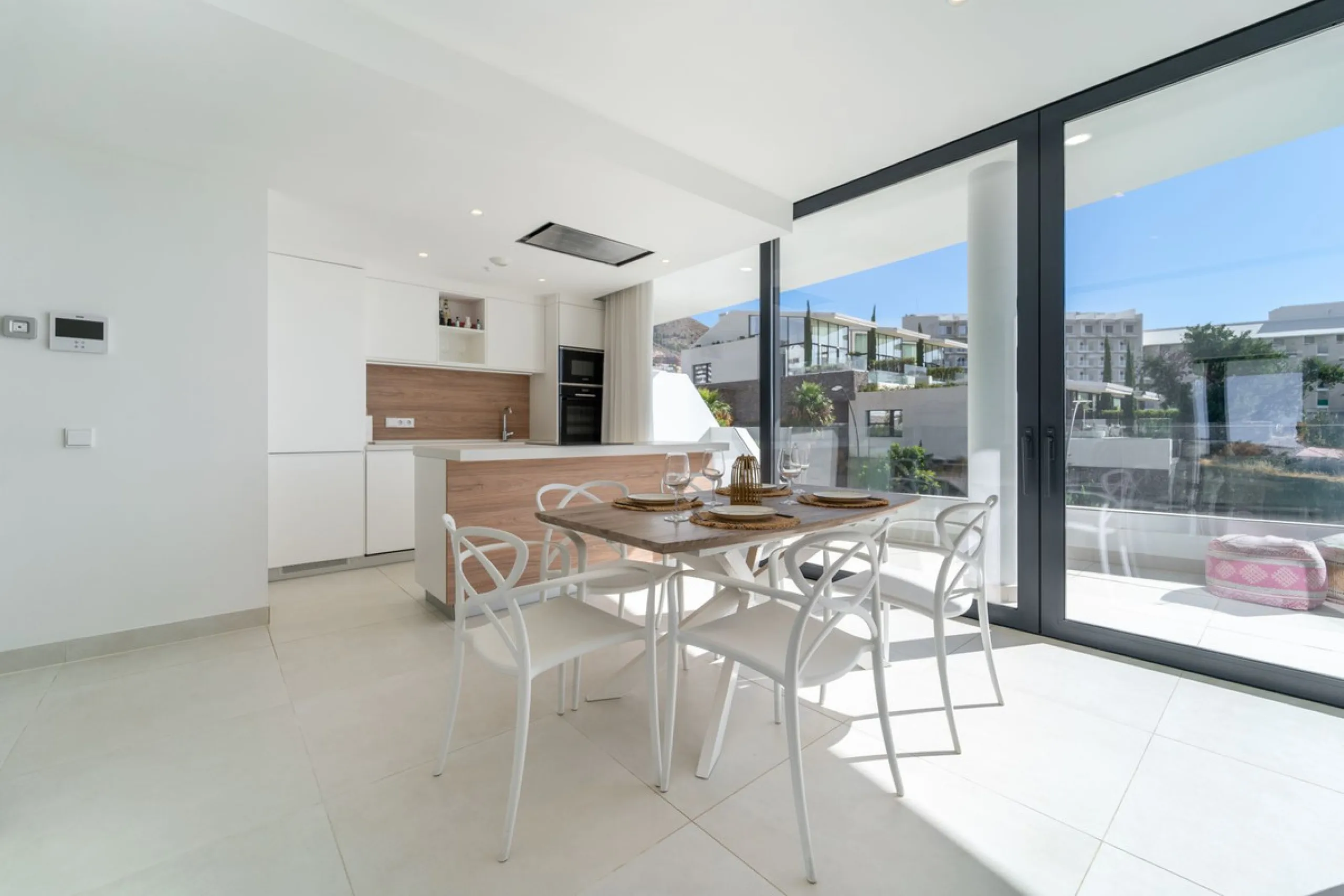 Elegant east facing apartment in Higuerón West, with 2 bedrooms, 2 bathrooms, spacious living-dining room, open plan kitchen fully furnished and equipped with electricial appliances from Bosch, laundry area with washing machine/dryer, cosy terrace of 18m2