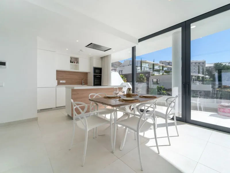 Elegant east facing apartment in Higuerón West, with 2 bedrooms, 2 bathrooms, spacious living-dining room, open plan kitchen fully furnished and equipped with electricial appliances from Bosch, laundry area with washing machine/dryer, cosy terrace of 18m2