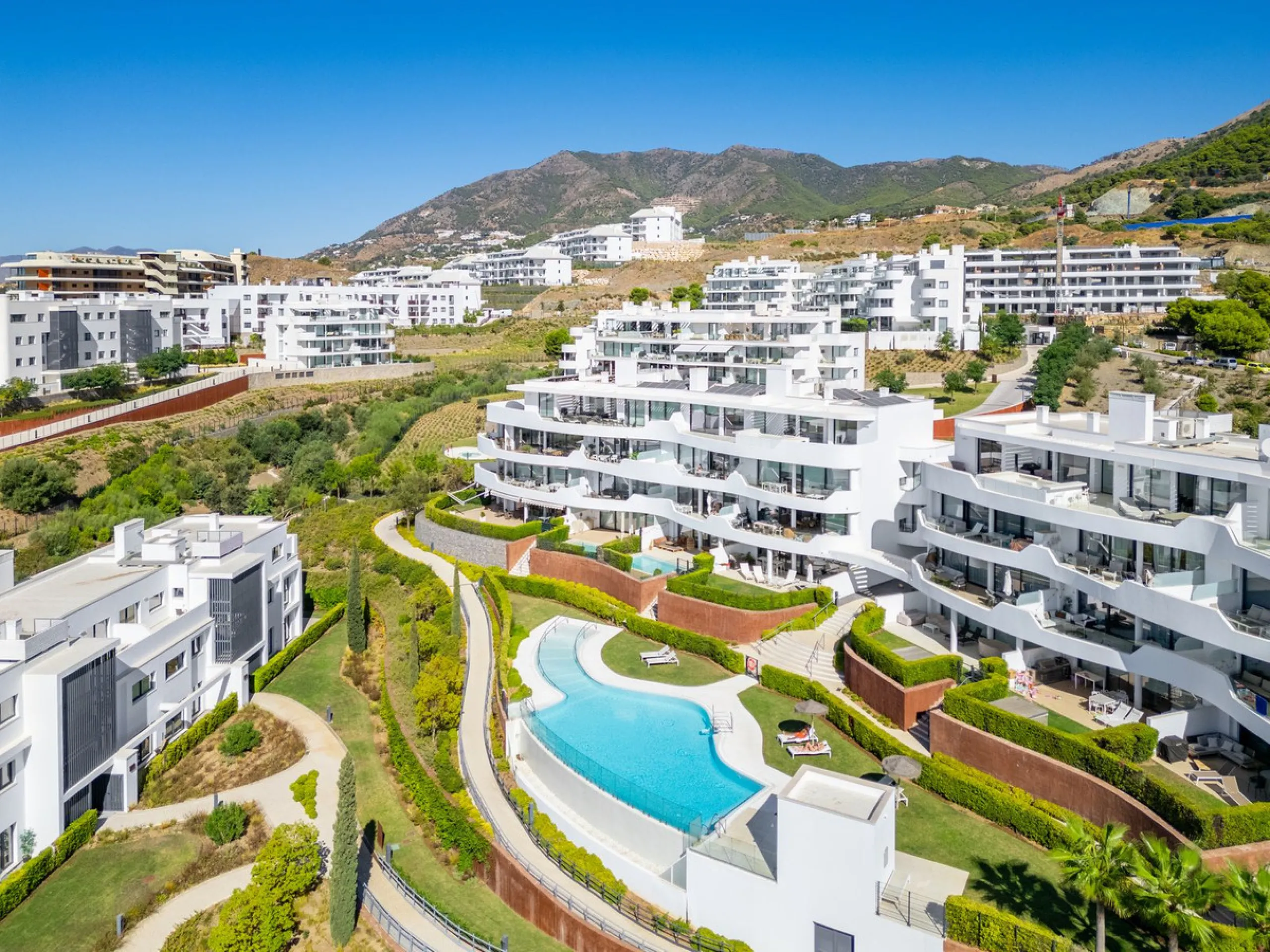 Elegant east facing apartment in Higuerón West, with 2 bedrooms, 2 bathrooms, spacious living-dining room, open plan kitchen fully furnished and equipped with electricial appliances from Bosch, laundry area with washing machine/dryer, cosy terrace of 18m2