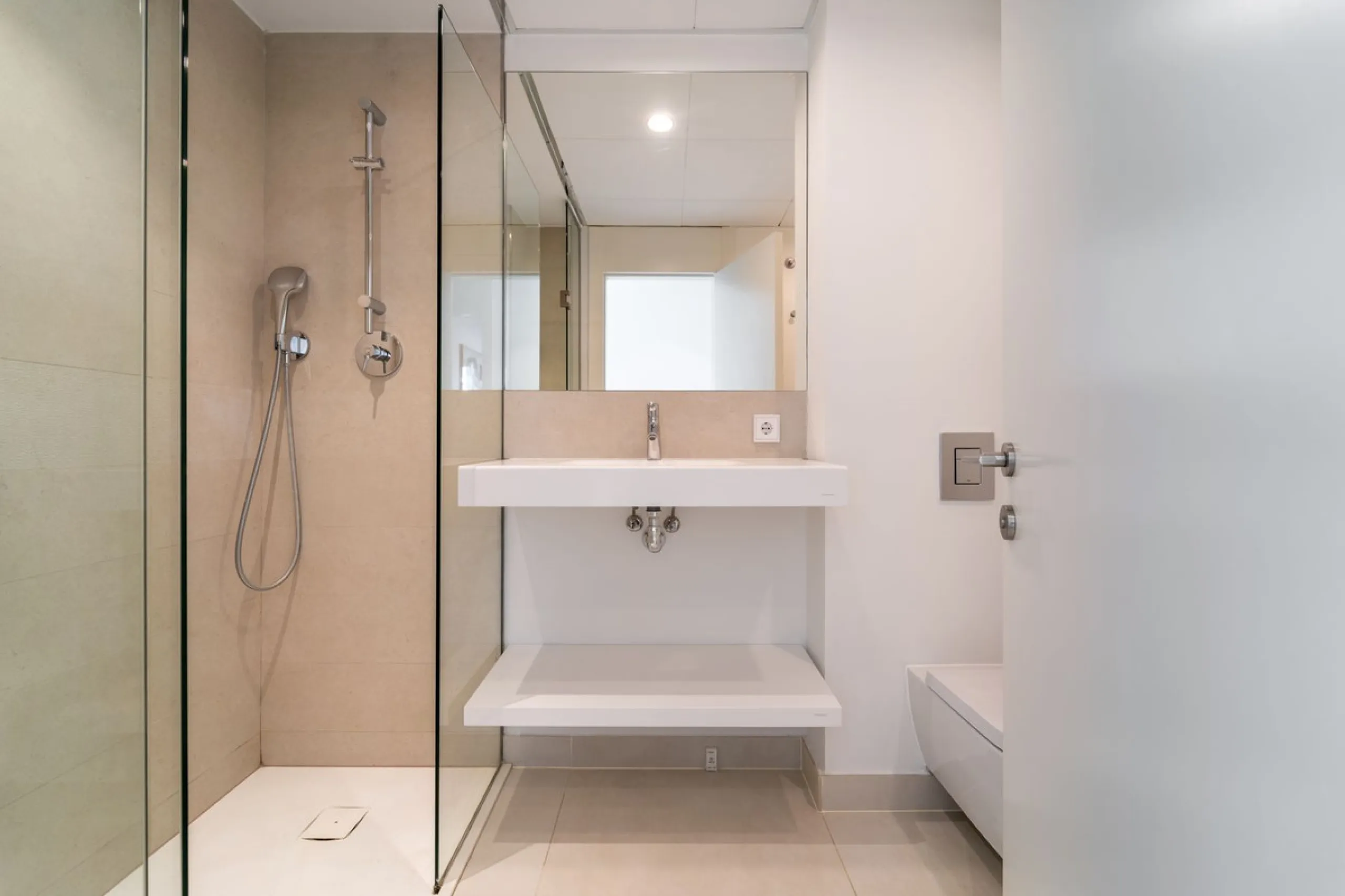 Elegant east facing apartment in Higuerón West, with 2 bedrooms, 2 bathrooms, spacious living-dining room, open plan kitchen fully furnished and equipped with electricial appliances from Bosch, laundry area with washing machine/dryer, cosy terrace of 18m2