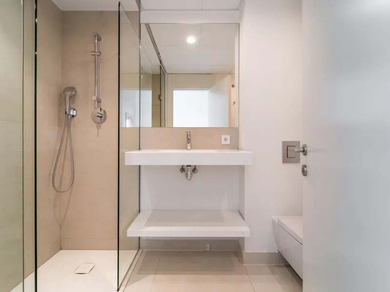 Elegant east facing apartment in Higuerón West, with 2 bedrooms, 2 bathrooms, spacious living-dining room, open plan kitchen fully furnished and equipped with electricial appliances from Bosch, laundry area with washing machine/dryer, cosy terrace of 18m2