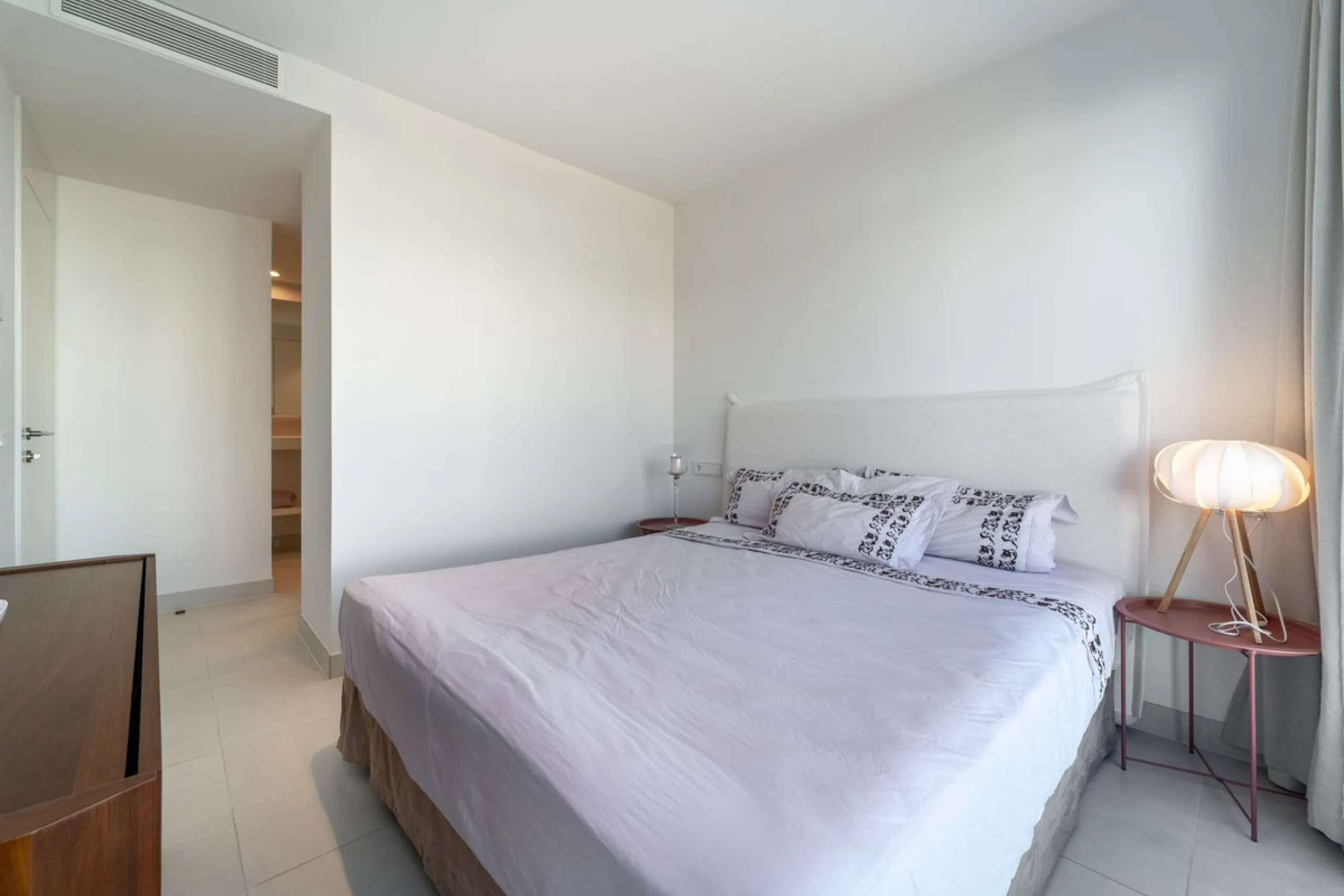 Elegant east facing apartment in Higuerón West, with 2 bedrooms, 2 bathrooms, spacious living-dining room, open plan kitchen fully furnished and equipped with electricial appliances from Bosch, laundry area with washing machine/dryer, cosy terrace of 18m2