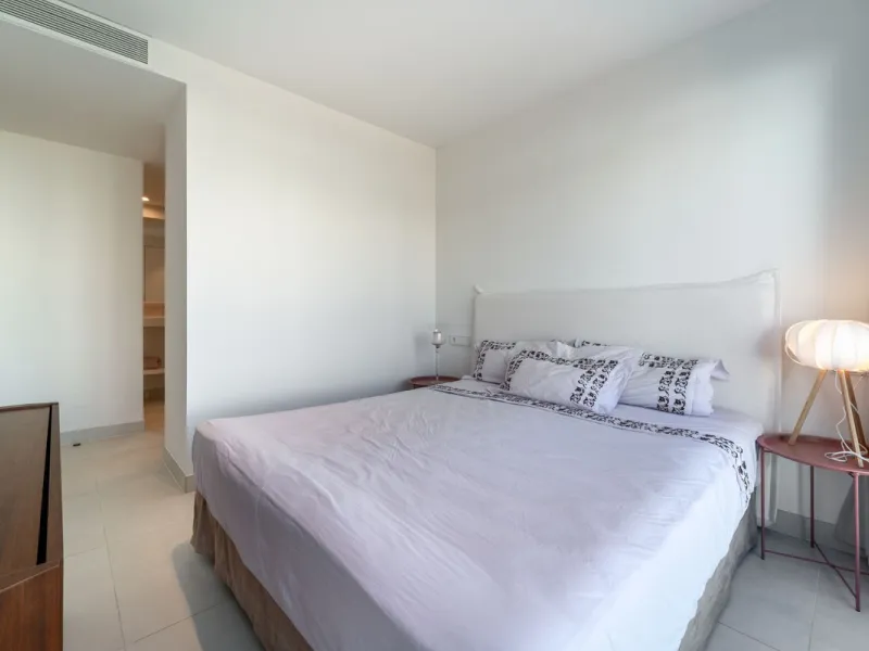 Elegant east facing apartment in Higuerón West, with 2 bedrooms, 2 bathrooms, spacious living-dining room, open plan kitchen fully furnished and equipped with electricial appliances from Bosch, laundry area with washing machine/dryer, cosy terrace of 18m2