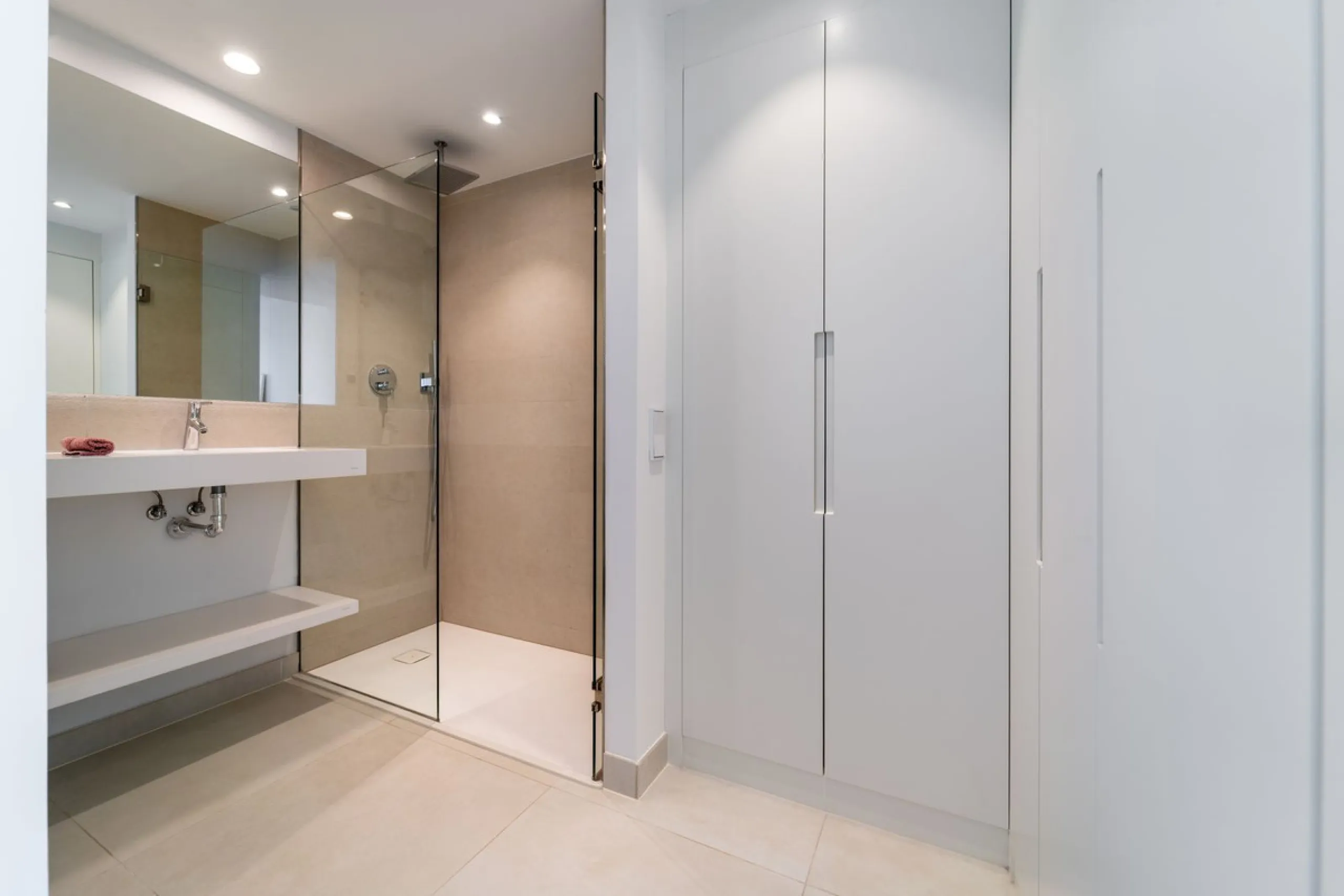 Elegant east facing apartment in Higuerón West, with 2 bedrooms, 2 bathrooms, spacious living-dining room, open plan kitchen fully furnished and equipped with electricial appliances from Bosch, laundry area with washing machine/dryer, cosy terrace of 18m2