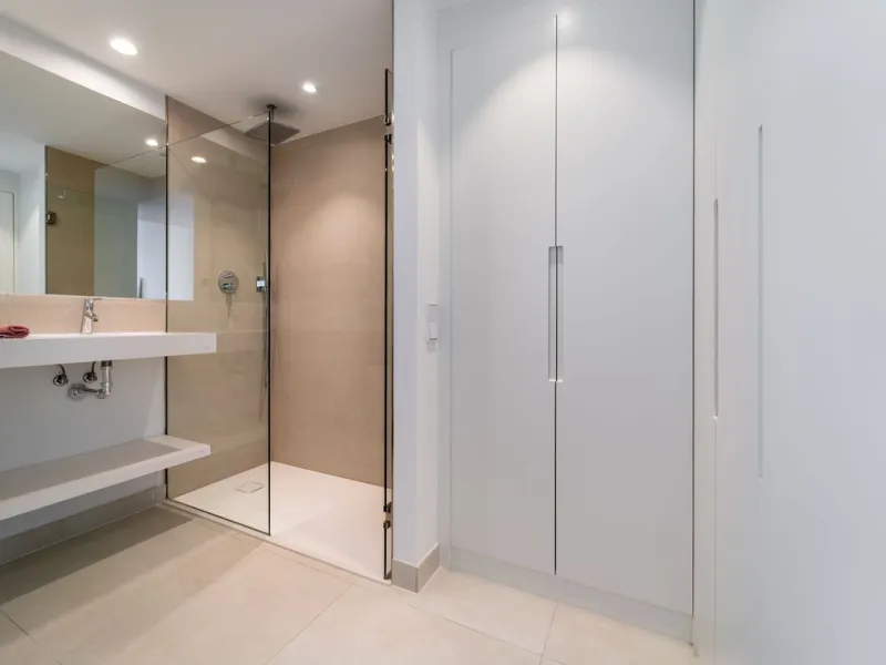Elegant east facing apartment in Higuerón West, with 2 bedrooms, 2 bathrooms, spacious living-dining room, open plan kitchen fully furnished and equipped with electricial appliances from Bosch, laundry area with washing machine/dryer, cosy terrace of 18m2