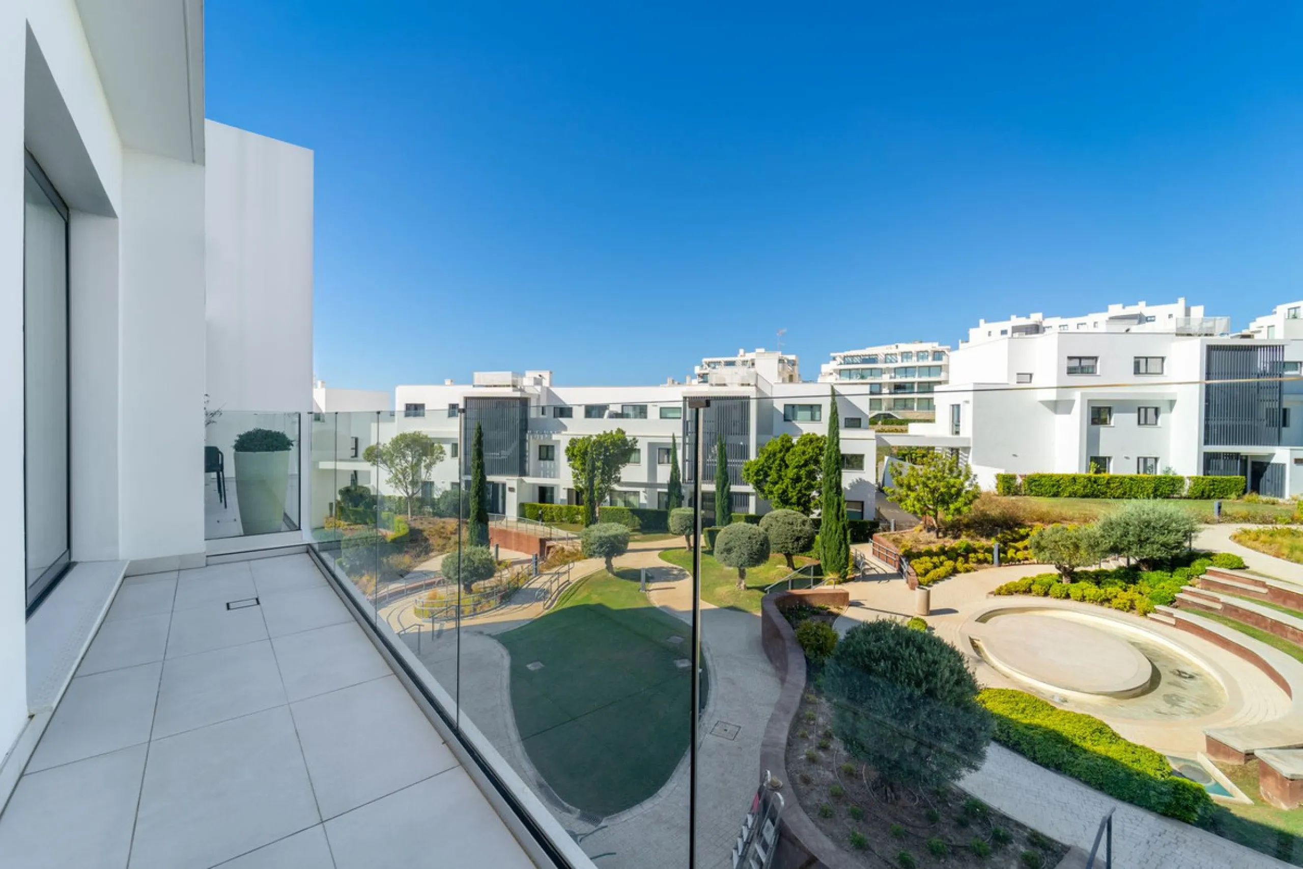 Elegant east facing apartment in Higuerón West, with 2 bedrooms, 2 bathrooms, spacious living-dining room, open plan kitchen fully furnished and equipped with electricial appliances from Bosch, laundry area with washing machine/dryer, cosy terrace of 18m2