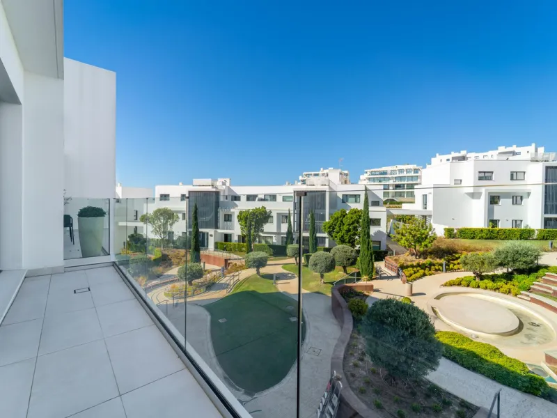 Elegant east facing apartment in Higuerón West, with 2 bedrooms, 2 bathrooms, spacious living-dining room, open plan kitchen fully furnished and equipped with electricial appliances from Bosch, laundry area with washing machine/dryer, cosy terrace of 18m2