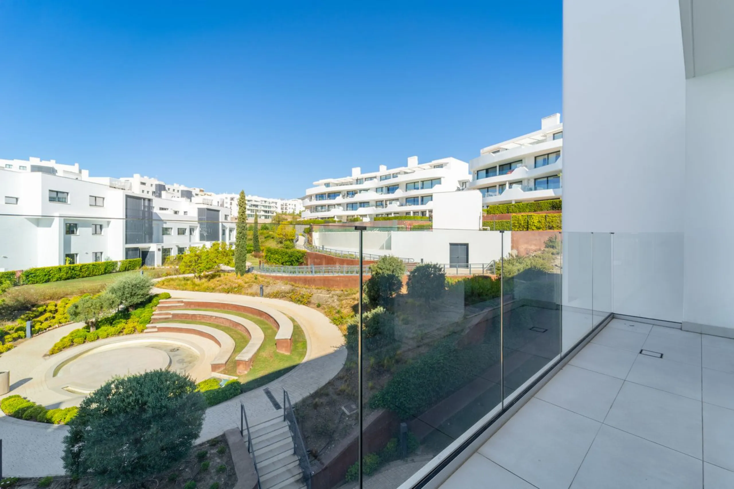 Elegant east facing apartment in Higuerón West, with 2 bedrooms, 2 bathrooms, spacious living-dining room, open plan kitchen fully furnished and equipped with electricial appliances from Bosch, laundry area with washing machine/dryer, cosy terrace of 18m2