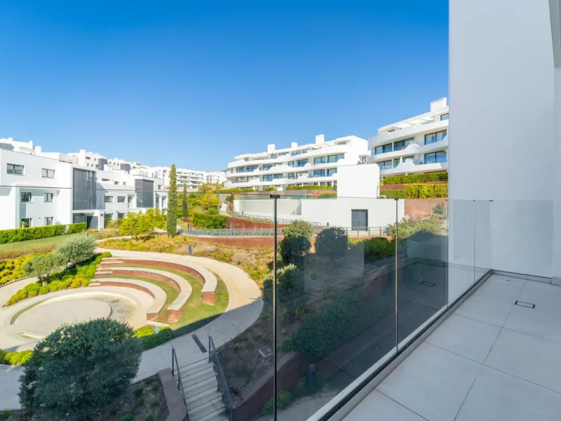 Elegant east facing apartment in Higuerón West, with 2 bedrooms, 2 bathrooms, spacious living-dining room, open plan kitchen fully furnished and equipped with electricial appliances from Bosch, laundry area with washing machine/dryer, cosy terrace of 18m2