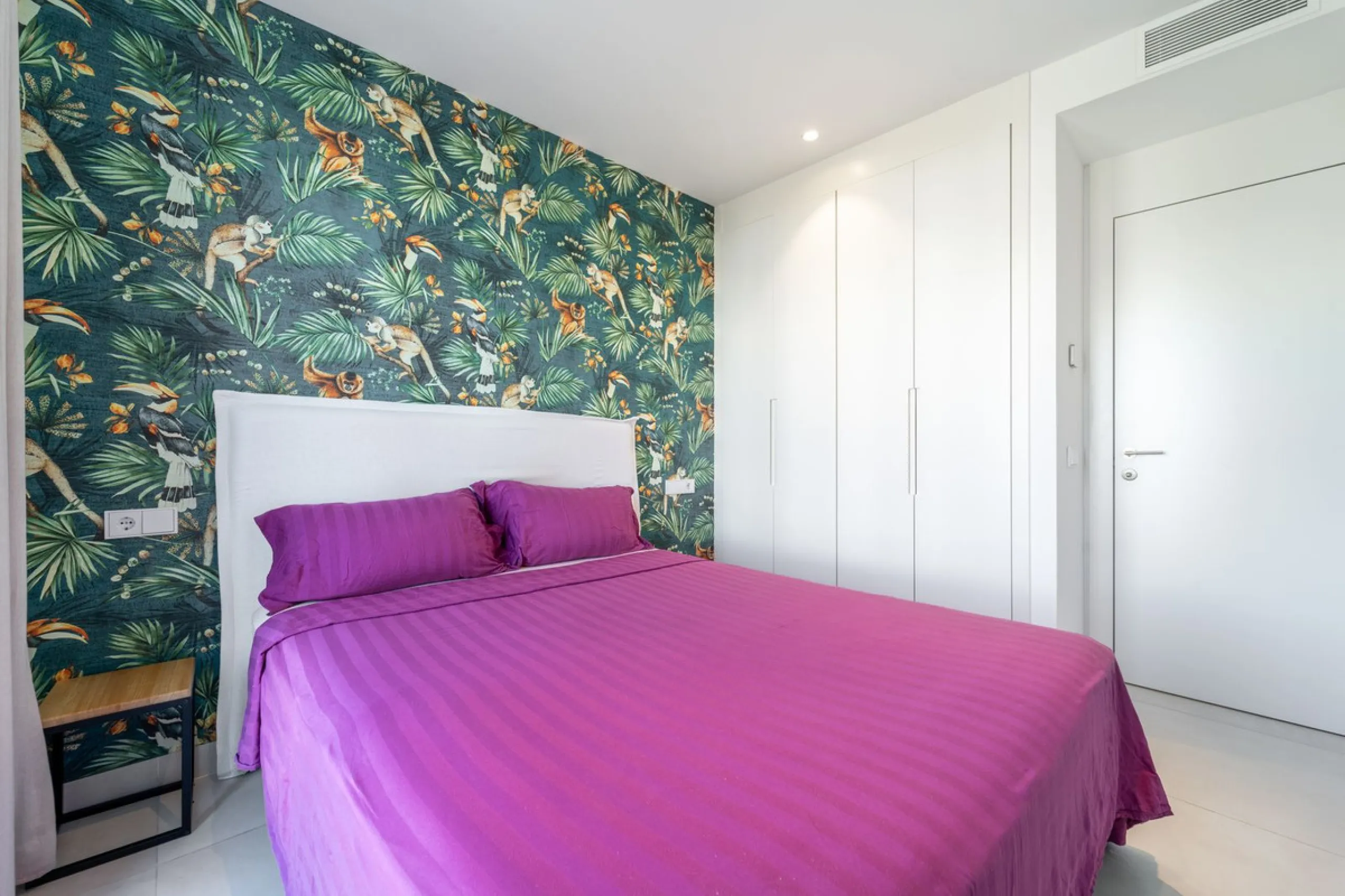 Elegant east facing apartment in Higuerón West, with 2 bedrooms, 2 bathrooms, spacious living-dining room, open plan kitchen fully furnished and equipped with electricial appliances from Bosch, laundry area with washing machine/dryer, cosy terrace of 18m2