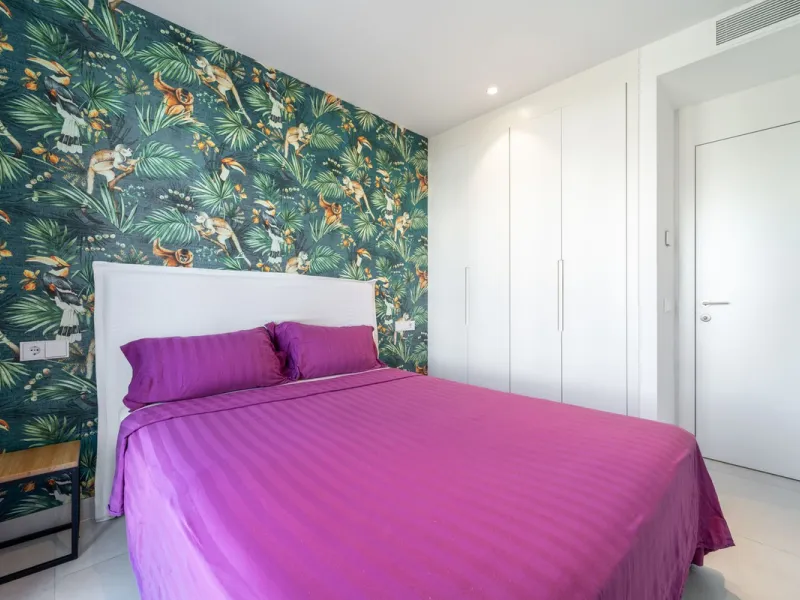 Elegant east facing apartment in Higuerón West, with 2 bedrooms, 2 bathrooms, spacious living-dining room, open plan kitchen fully furnished and equipped with electricial appliances from Bosch, laundry area with washing machine/dryer, cosy terrace of 18m2