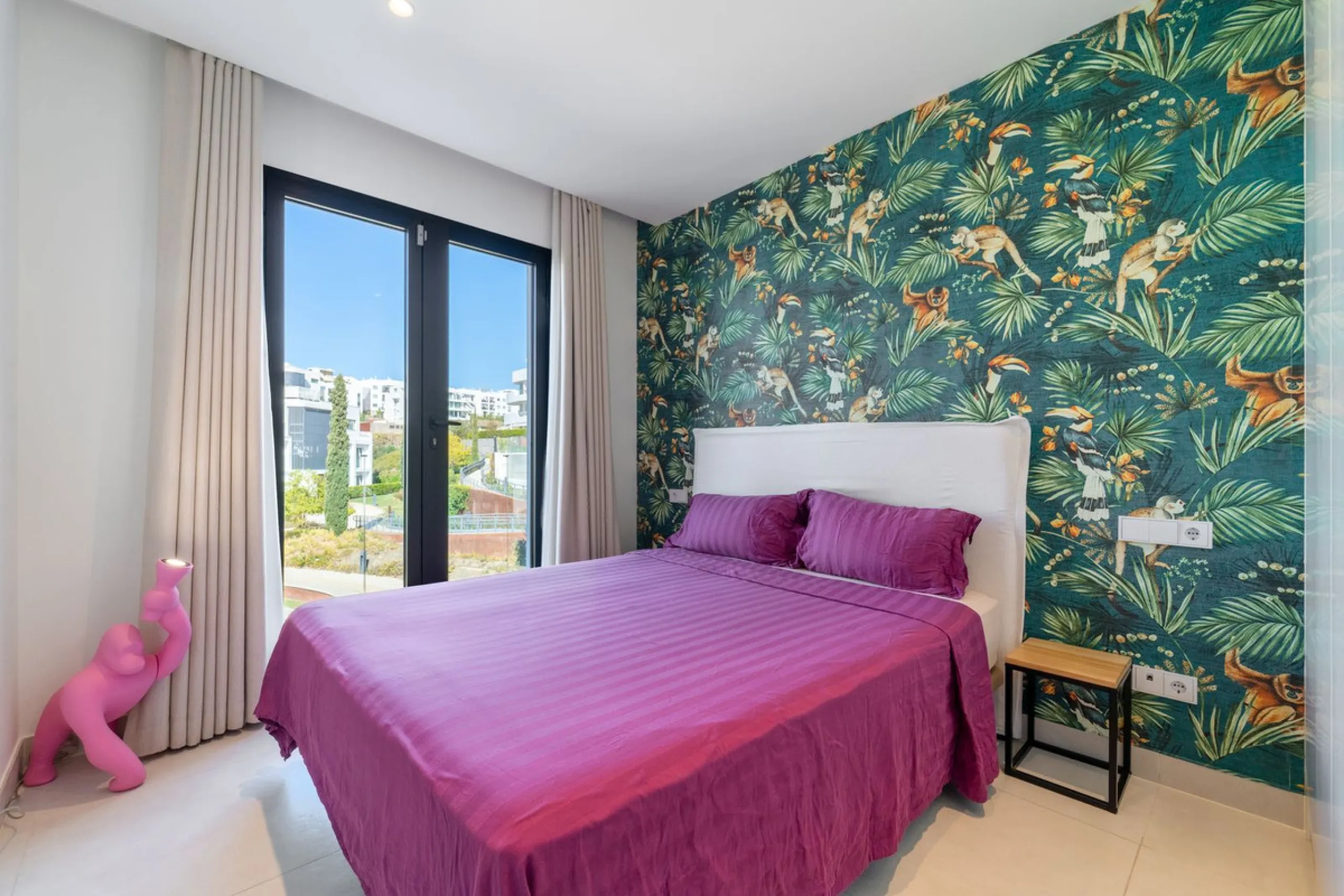 Elegant east facing apartment in Higuerón West, with 2 bedrooms, 2 bathrooms, spacious living-dining room, open plan kitchen fully furnished and equipped with electricial appliances from Bosch, laundry area with washing machine/dryer, cosy terrace of 18m2