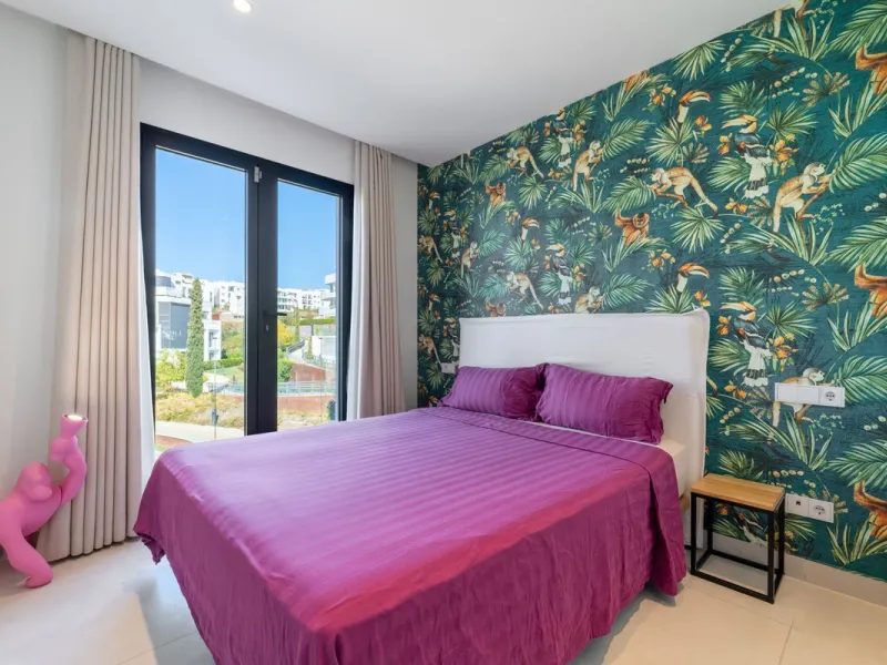 Elegant east facing apartment in Higuerón West, with 2 bedrooms, 2 bathrooms, spacious living-dining room, open plan kitchen fully furnished and equipped with electricial appliances from Bosch, laundry area with washing machine/dryer, cosy terrace of 18m2