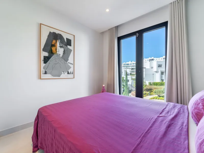 Elegant east facing apartment in Higuerón West, with 2 bedrooms, 2 bathrooms, spacious living-dining room, open plan kitchen fully furnished and equipped with electricial appliances from Bosch, laundry area with washing machine/dryer, cosy terrace of 18m2