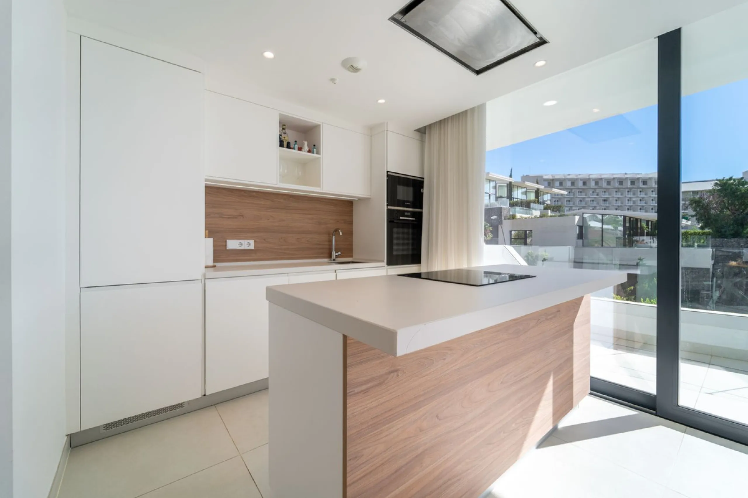 Elegant east facing apartment in Higuerón West, with 2 bedrooms, 2 bathrooms, spacious living-dining room, open plan kitchen fully furnished and equipped with electricial appliances from Bosch, laundry area with washing machine/dryer, cosy terrace of 18m2