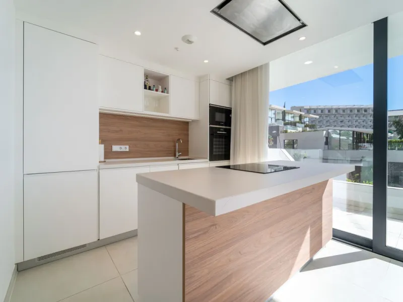 Elegant east facing apartment in Higuerón West, with 2 bedrooms, 2 bathrooms, spacious living-dining room, open plan kitchen fully furnished and equipped with electricial appliances from Bosch, laundry area with washing machine/dryer, cosy terrace of 18m2