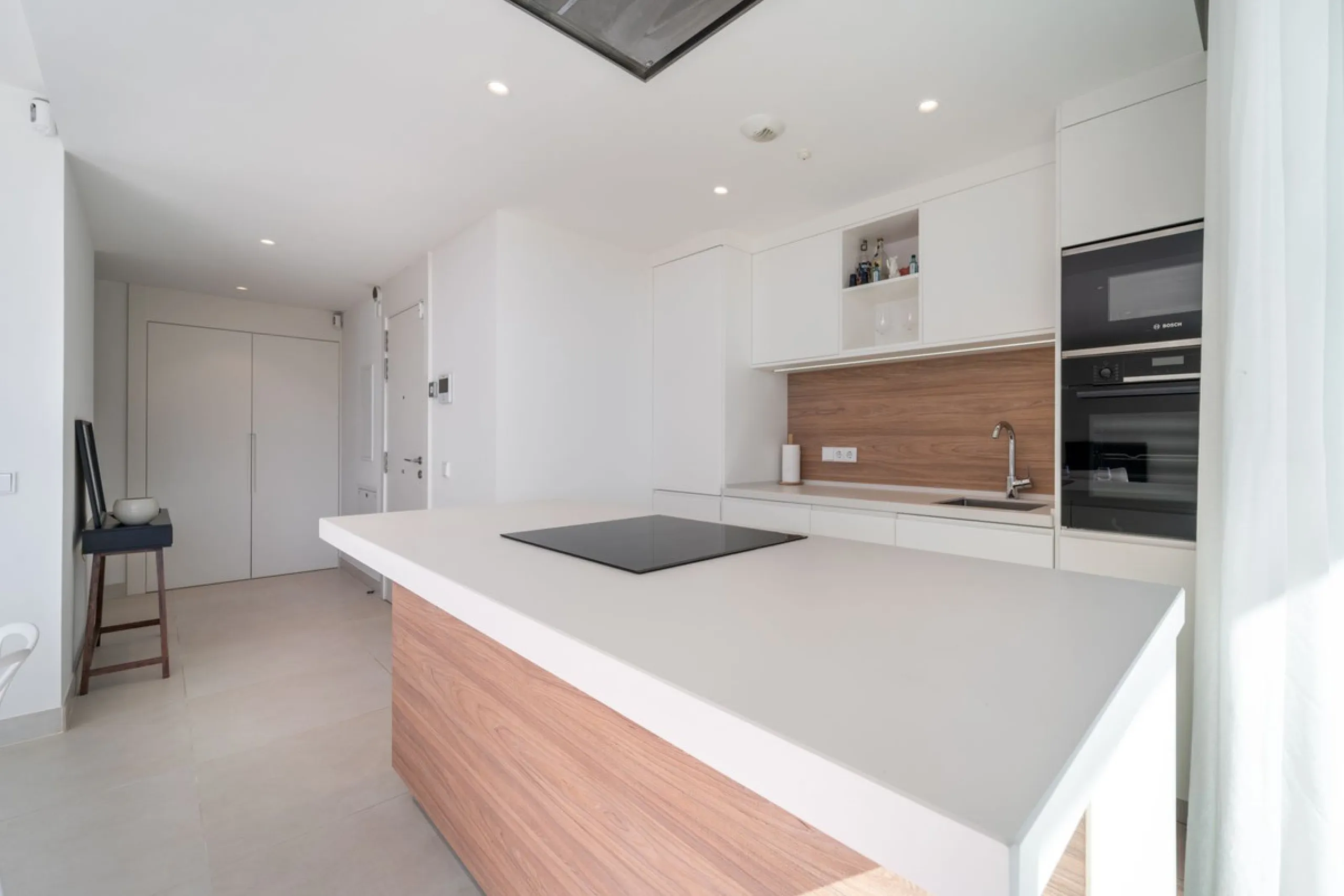 Elegant east facing apartment in Higuerón West, with 2 bedrooms, 2 bathrooms, spacious living-dining room, open plan kitchen fully furnished and equipped with electricial appliances from Bosch, laundry area with washing machine/dryer, cosy terrace of 18m2