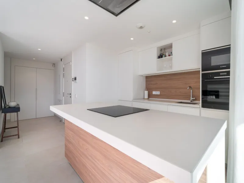 Elegant east facing apartment in Higuerón West, with 2 bedrooms, 2 bathrooms, spacious living-dining room, open plan kitchen fully furnished and equipped with electricial appliances from Bosch, laundry area with washing machine/dryer, cosy terrace of 18m2