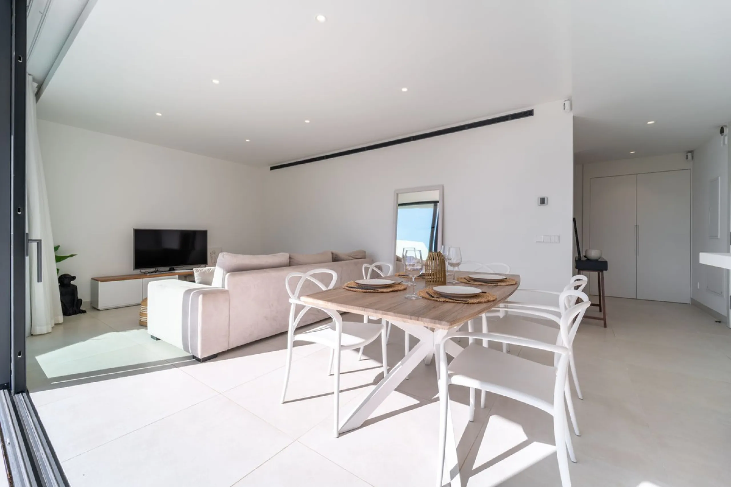 Elegant east facing apartment in Higuerón West, with 2 bedrooms, 2 bathrooms, spacious living-dining room, open plan kitchen fully furnished and equipped with electricial appliances from Bosch, laundry area with washing machine/dryer, cosy terrace of 18m2
