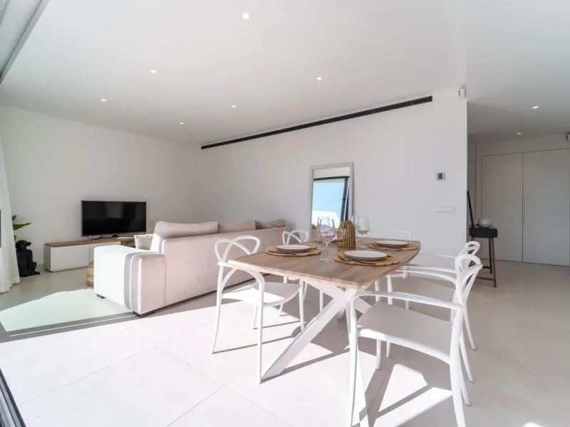 Elegant east facing apartment in Higuerón West, with 2 bedrooms, 2 bathrooms, spacious living-dining room, open plan kitchen fully furnished and equipped with electricial appliances from Bosch, laundry area with washing machine/dryer, cosy terrace of 18m2