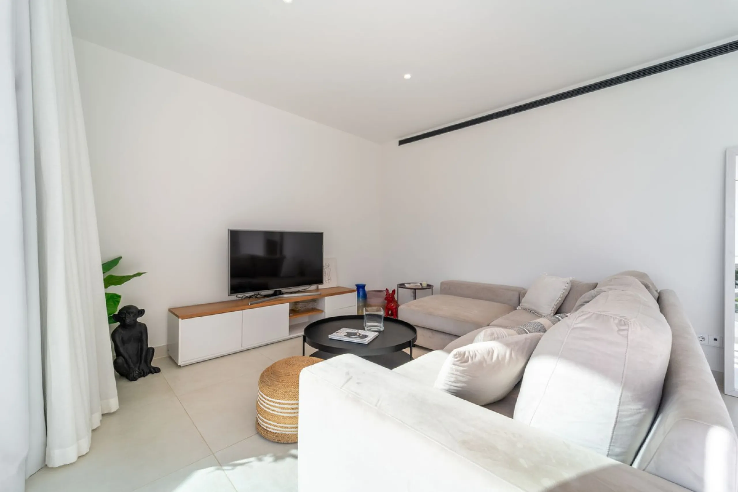 Elegant east facing apartment in Higuerón West, with 2 bedrooms, 2 bathrooms, spacious living-dining room, open plan kitchen fully furnished and equipped with electricial appliances from Bosch, laundry area with washing machine/dryer, cosy terrace of 18m2