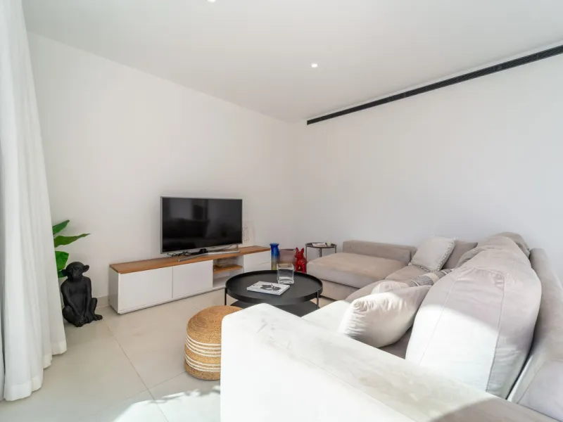 Elegant east facing apartment in Higuerón West, with 2 bedrooms, 2 bathrooms, spacious living-dining room, open plan kitchen fully furnished and equipped with electricial appliances from Bosch, laundry area with washing machine/dryer, cosy terrace of 18m2