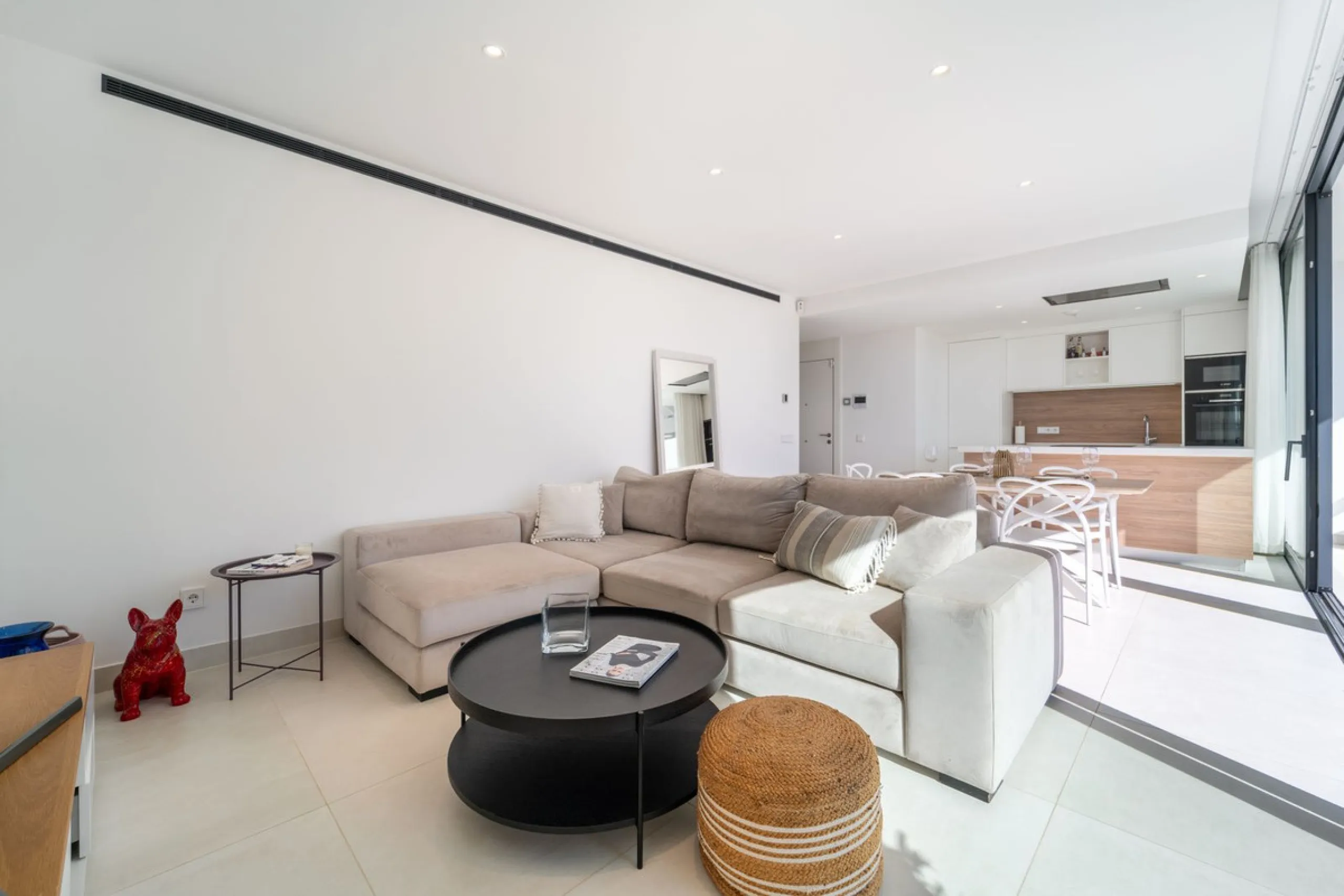 Elegant east facing apartment in Higuerón West, with 2 bedrooms, 2 bathrooms, spacious living-dining room, open plan kitchen fully furnished and equipped with electricial appliances from Bosch, laundry area with washing machine/dryer, cosy terrace of 18m2