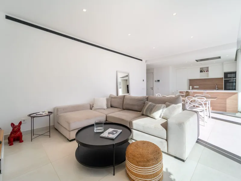 Elegant east facing apartment in Higuerón West, with 2 bedrooms, 2 bathrooms, spacious living-dining room, open plan kitchen fully furnished and equipped with electricial appliances from Bosch, laundry area with washing machine/dryer, cosy terrace of 18m2