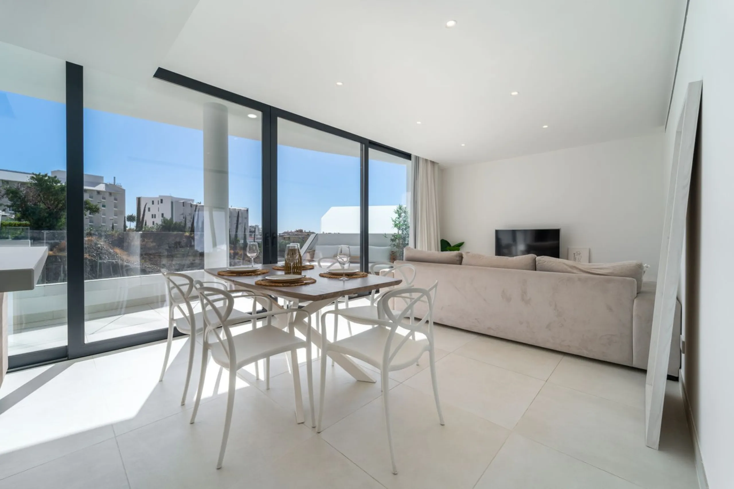 Elegant east facing apartment in Higuerón West, with 2 bedrooms, 2 bathrooms, spacious living-dining room, open plan kitchen fully furnished and equipped with electricial appliances from Bosch, laundry area with washing machine/dryer, cosy terrace of 18m2