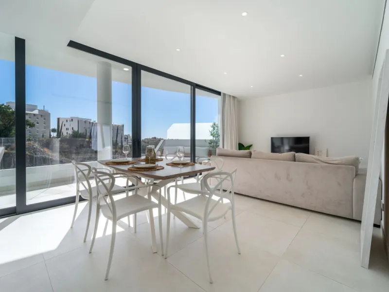 Elegant east facing apartment in Higuerón West, with 2 bedrooms, 2 bathrooms, spacious living-dining room, open plan kitchen fully furnished and equipped with electricial appliances from Bosch, laundry area with washing machine/dryer, cosy terrace of 18m2