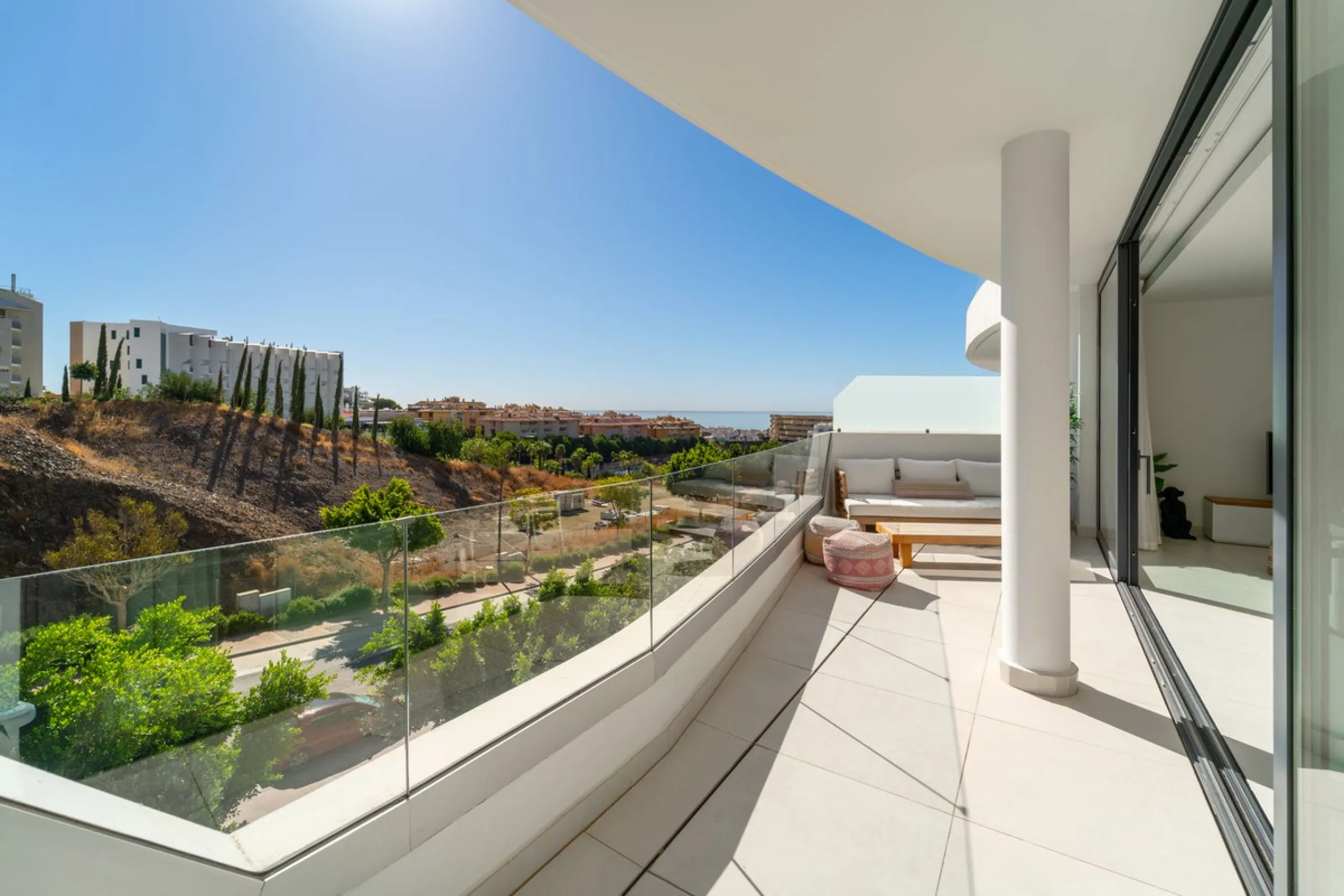 Elegant east facing apartment in Higuerón West, with 2 bedrooms, 2 bathrooms, spacious living-dining room, open plan kitchen fully furnished and equipped with electricial appliances from Bosch, laundry area with washing machine/dryer, cosy terrace of 18m2