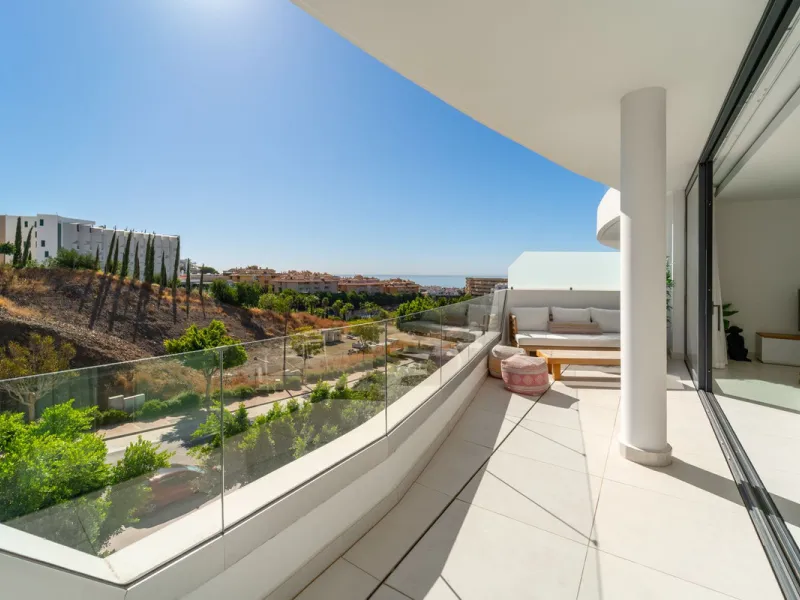 Elegant east facing apartment in Higuerón West, with 2 bedrooms, 2 bathrooms, spacious living-dining room, open plan kitchen fully furnished and equipped with electricial appliances from Bosch, laundry area with washing machine/dryer, cosy terrace of 18m2