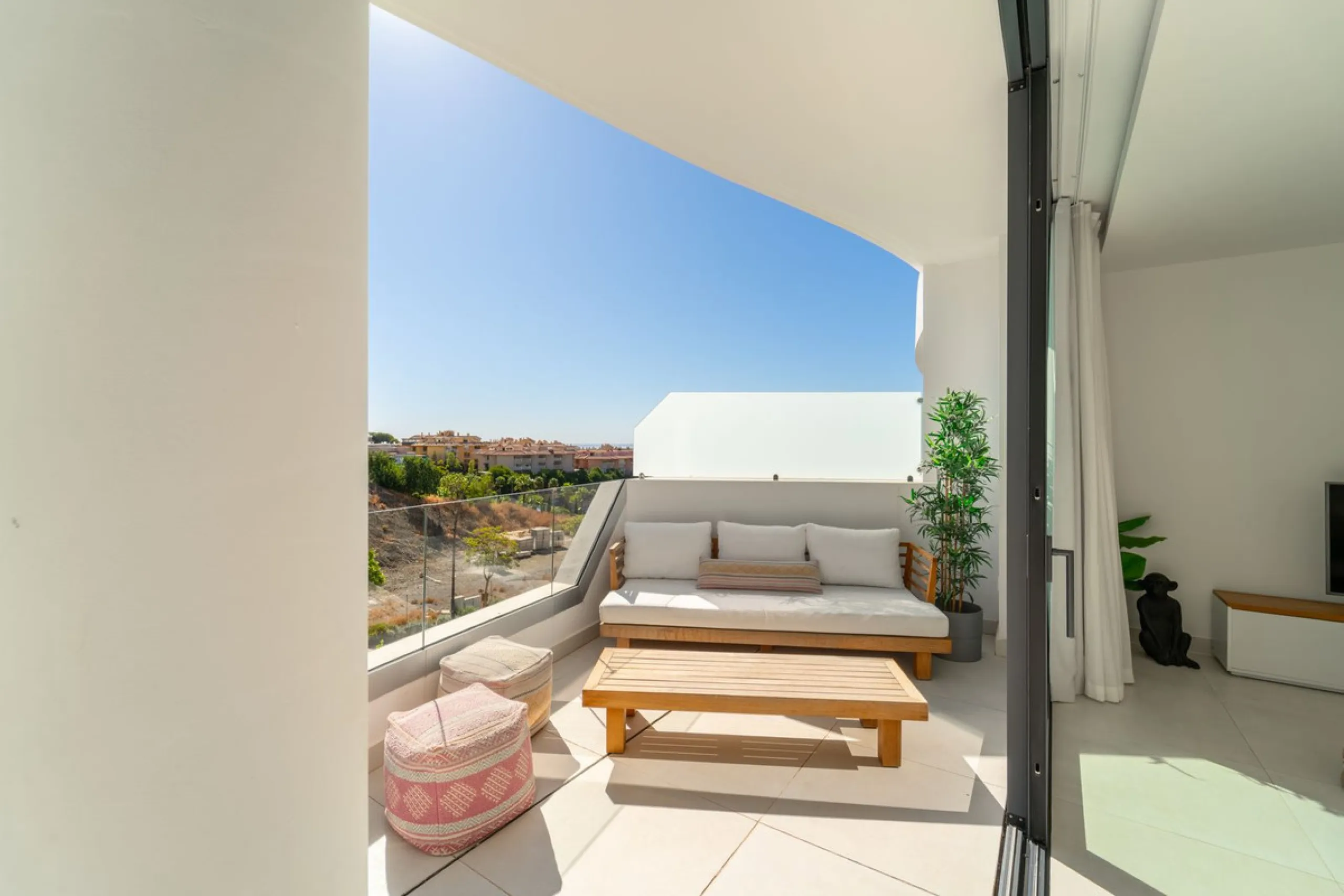 Elegant east facing apartment in Higuerón West, with 2 bedrooms, 2 bathrooms, spacious living-dining room, open plan kitchen fully furnished and equipped with electricial appliances from Bosch, laundry area with washing machine/dryer, cosy terrace of 18m2