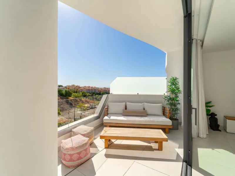 Elegant east facing apartment in Higuerón West, with 2 bedrooms, 2 bathrooms, spacious living-dining room, open plan kitchen fully furnished and equipped with electricial appliances from Bosch, laundry area with washing machine/dryer, cosy terrace of 18m2