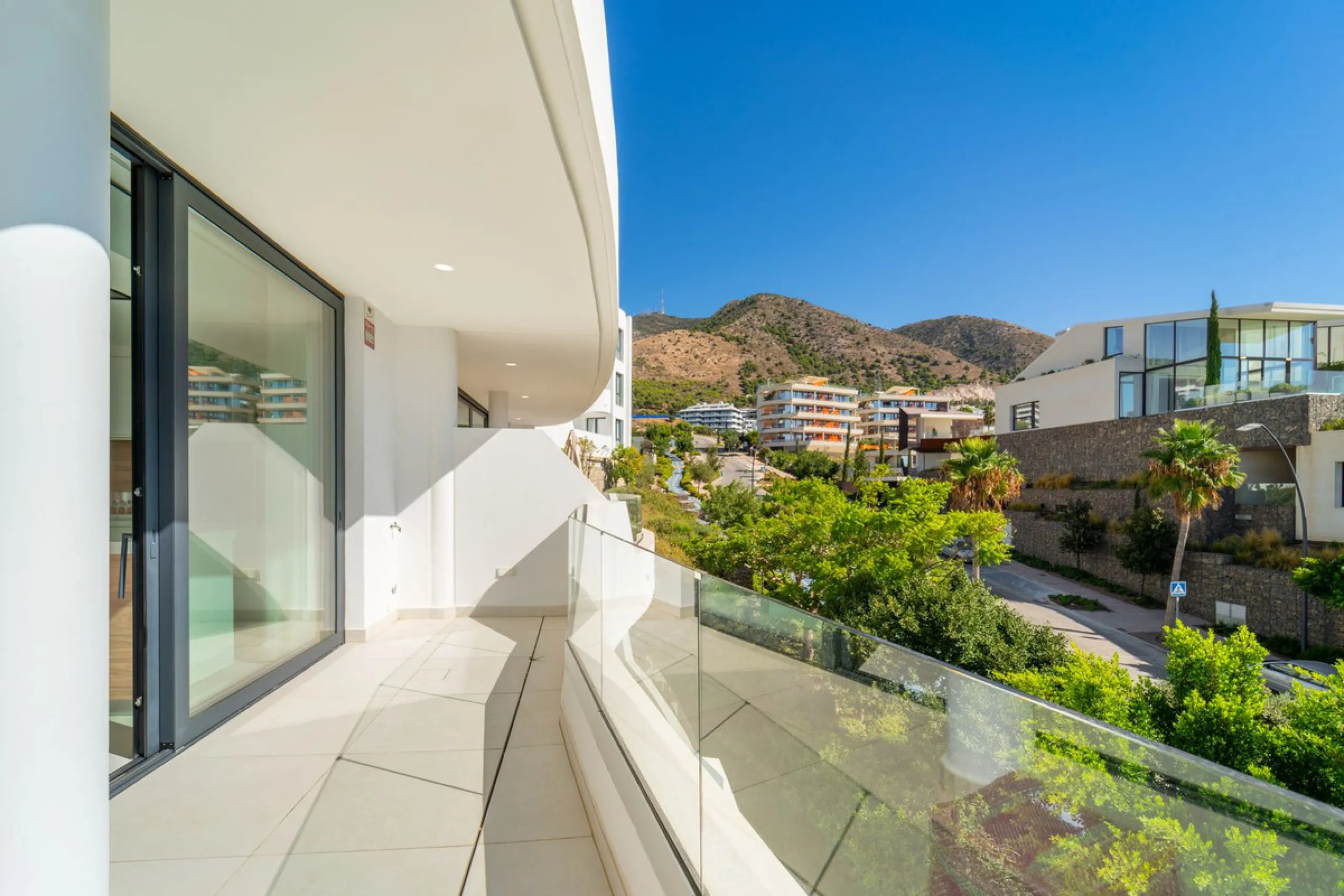 Elegant east facing apartment in Higuerón West, with 2 bedrooms, 2 bathrooms, spacious living-dining room, open plan kitchen fully furnished and equipped with electricial appliances from Bosch, laundry area with washing machine/dryer, cosy terrace of 18m2