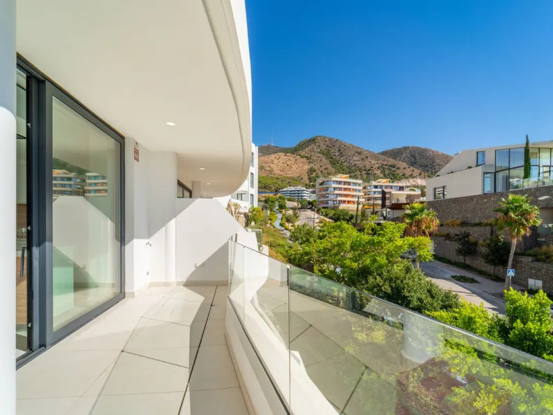 Elegant east facing apartment in Higuerón West, with 2 bedrooms, 2 bathrooms, spacious living-dining room, open plan kitchen fully furnished and equipped with electricial appliances from Bosch, laundry area with washing machine/dryer, cosy terrace of 18m2