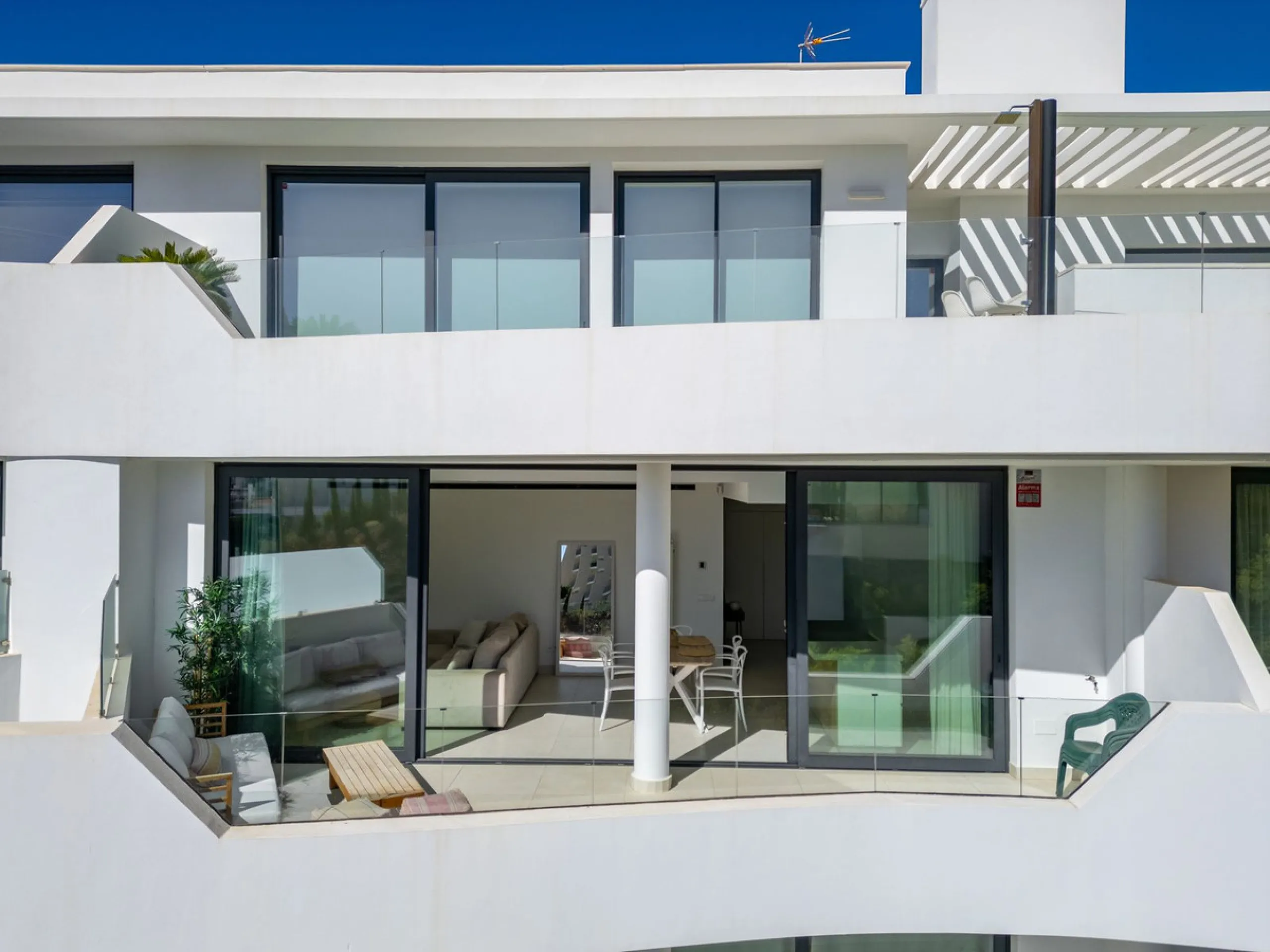 Elegant east facing apartment in Higuerón West, with 2 bedrooms, 2 bathrooms, spacious living-dining room, open plan kitchen fully furnished and equipped with electricial appliances from Bosch, laundry area with washing machine/dryer, cosy terrace of 18m2
