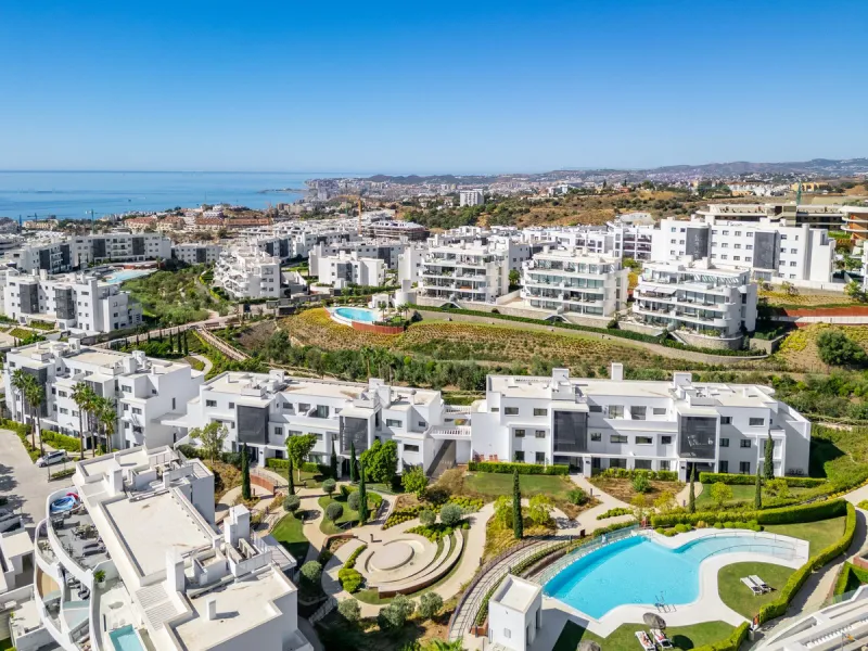 Elegant east facing apartment in Higuerón West, with 2 bedrooms, 2 bathrooms, spacious living-dining room, open plan kitchen fully furnished and equipped with electricial appliances from Bosch, laundry area with washing machine/dryer, cosy terrace of 18m2