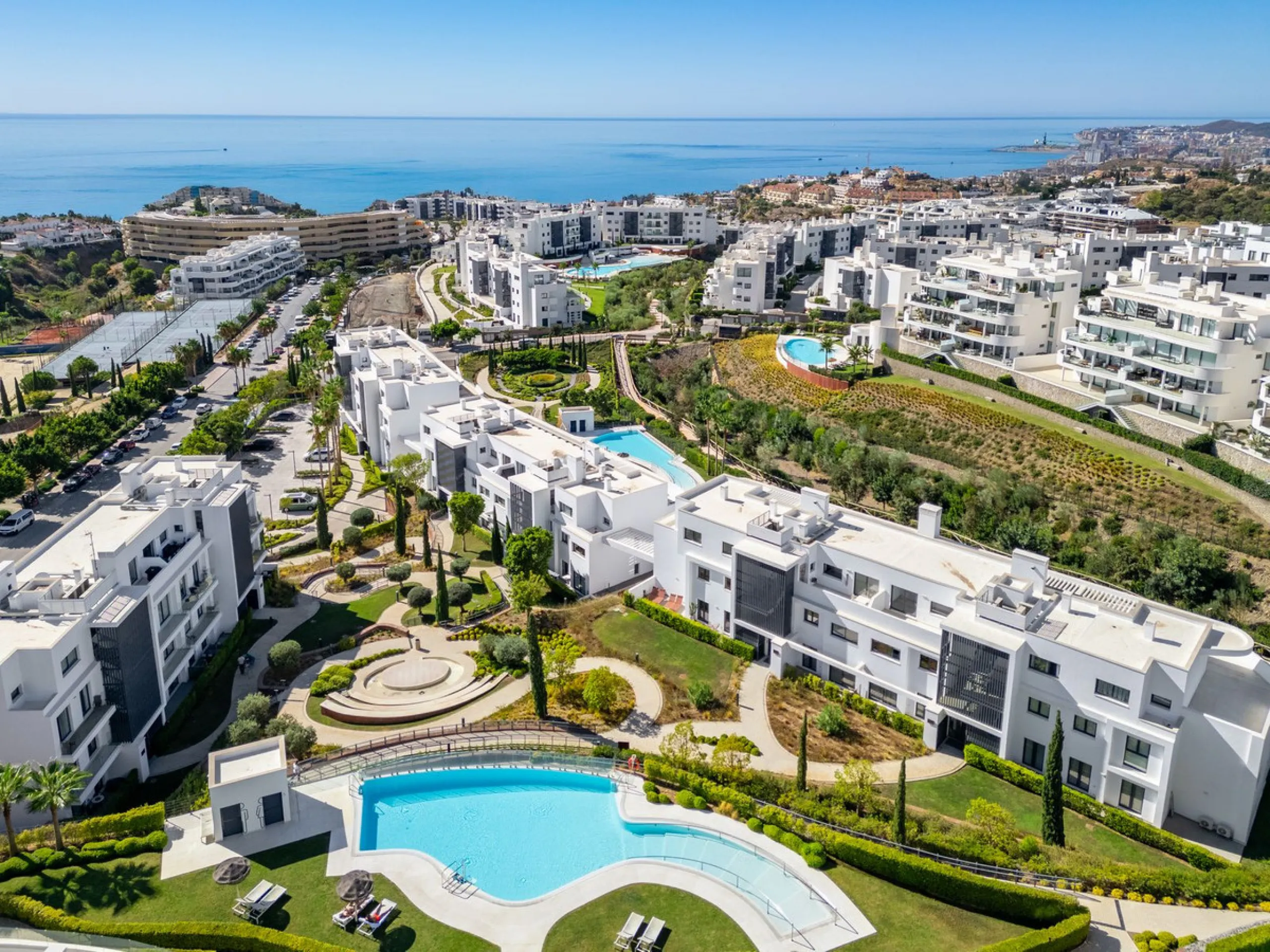 Elegant east facing apartment in Higuerón West, with 2 bedrooms, 2 bathrooms, spacious living-dining room, open plan kitchen fully furnished and equipped with electricial appliances from Bosch, laundry area with washing machine/dryer, cosy terrace of 18m2