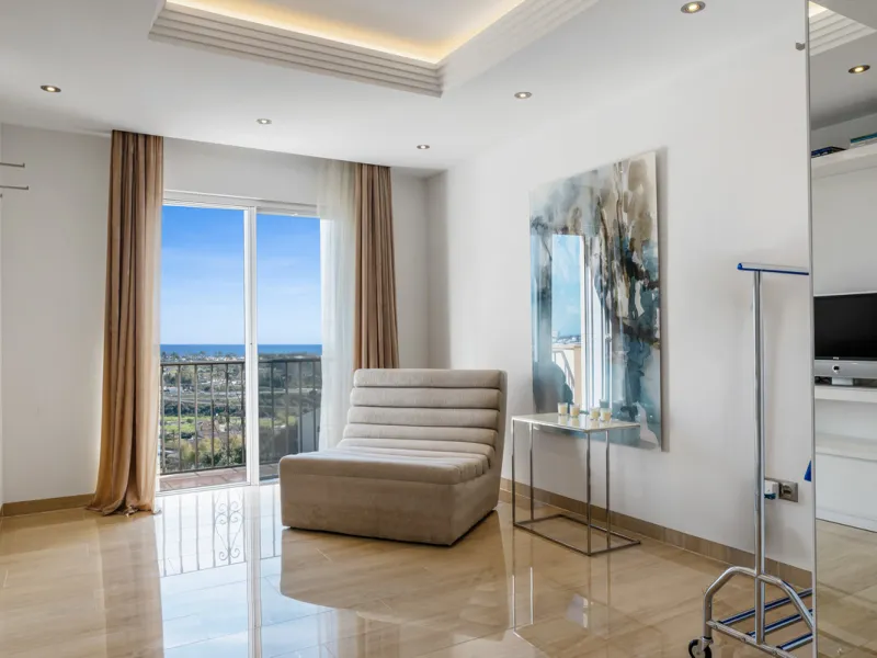 Located in the exclusive and tranquil gated community of Los Almendros, this outstanding south-facing duplex penthouse offers breathtaking panoramic views over the Mediterranean Sea and surrounding mountains. Just a short drive from San Pedro de Alcántara