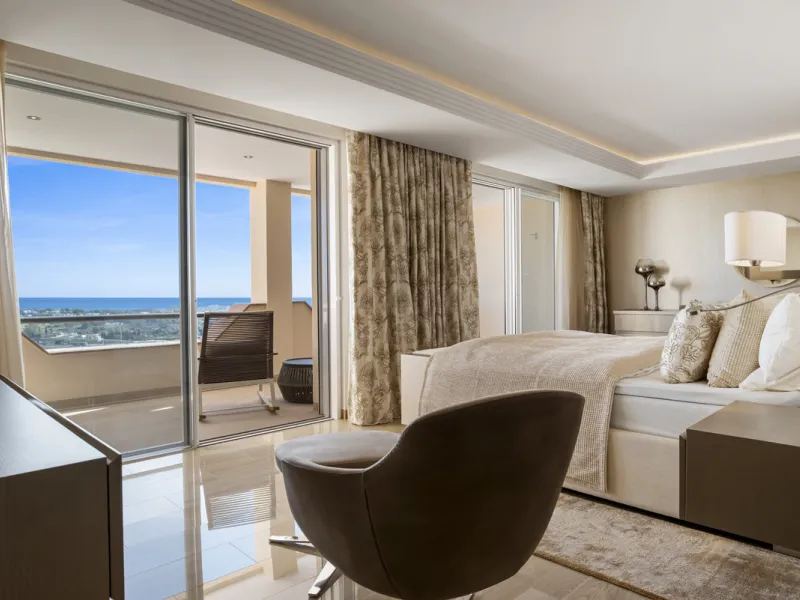 Located in the exclusive and tranquil gated community of Los Almendros, this outstanding south-facing duplex penthouse offers breathtaking panoramic views over the Mediterranean Sea and surrounding mountains. Just a short drive from San Pedro de Alcántara